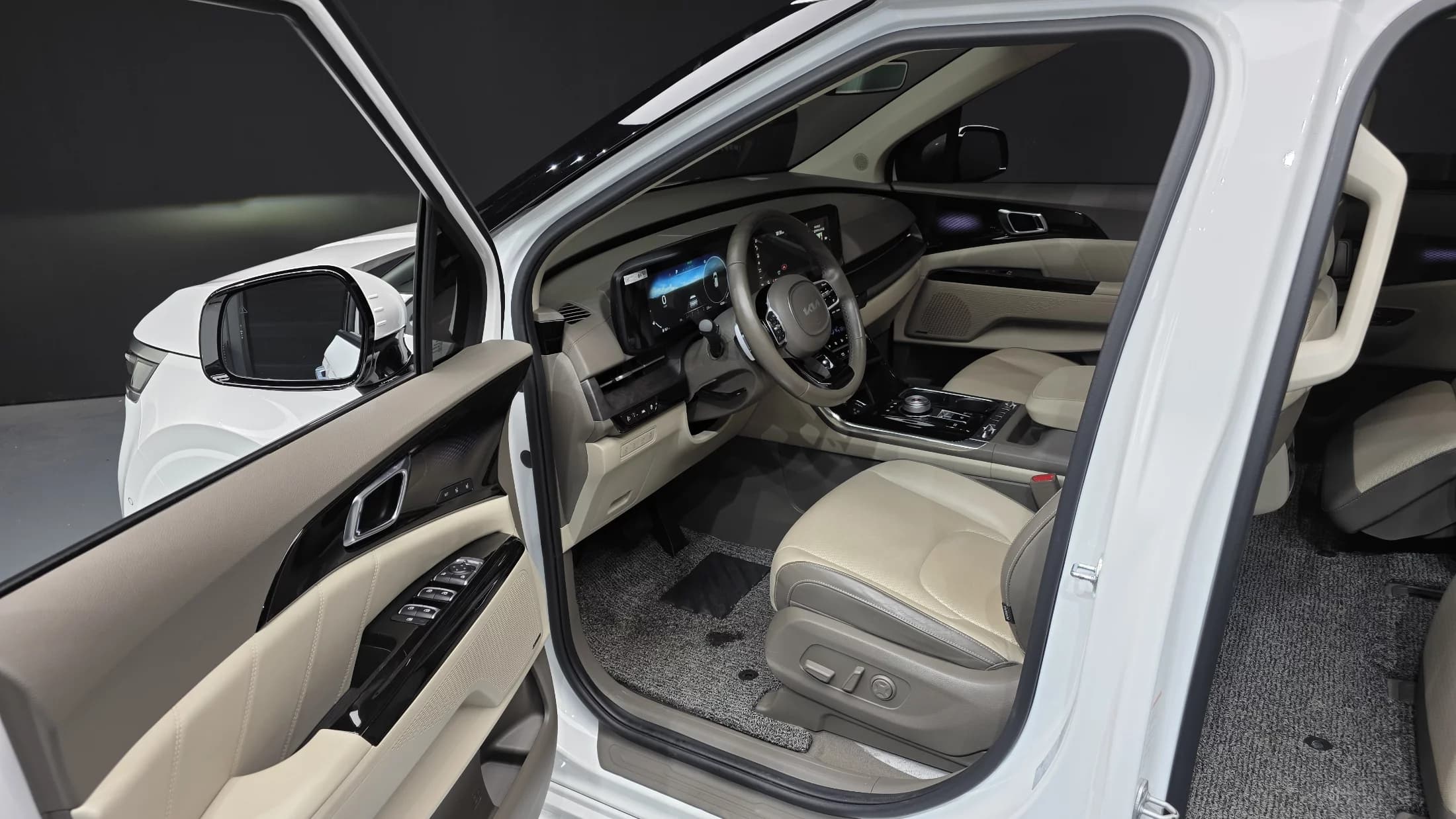 Kia Carnival 7-Seater Signature, 2022 г. 83008 км. — фото 11