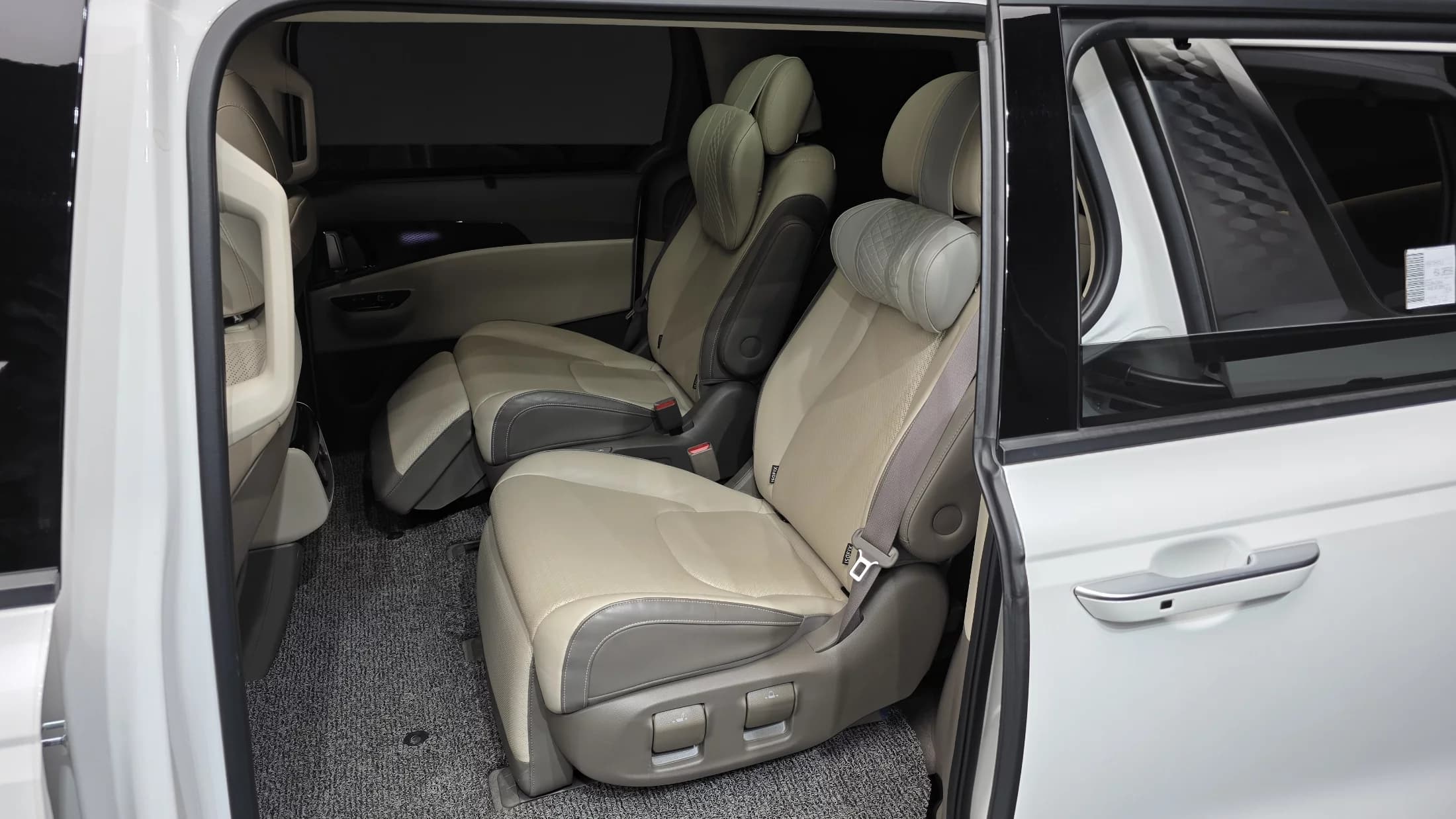 Kia Carnival 7-Seater Signature, 2022 г. 83008 км. — фото 12