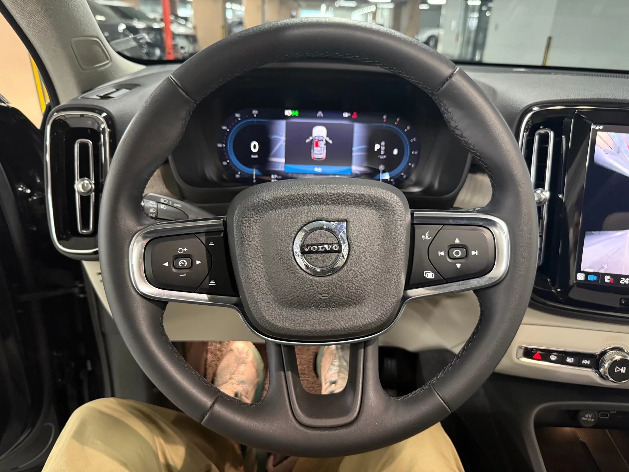 Volvo XC40 B4 Dark Edition, 2024 г. 7077 км. — фото 18