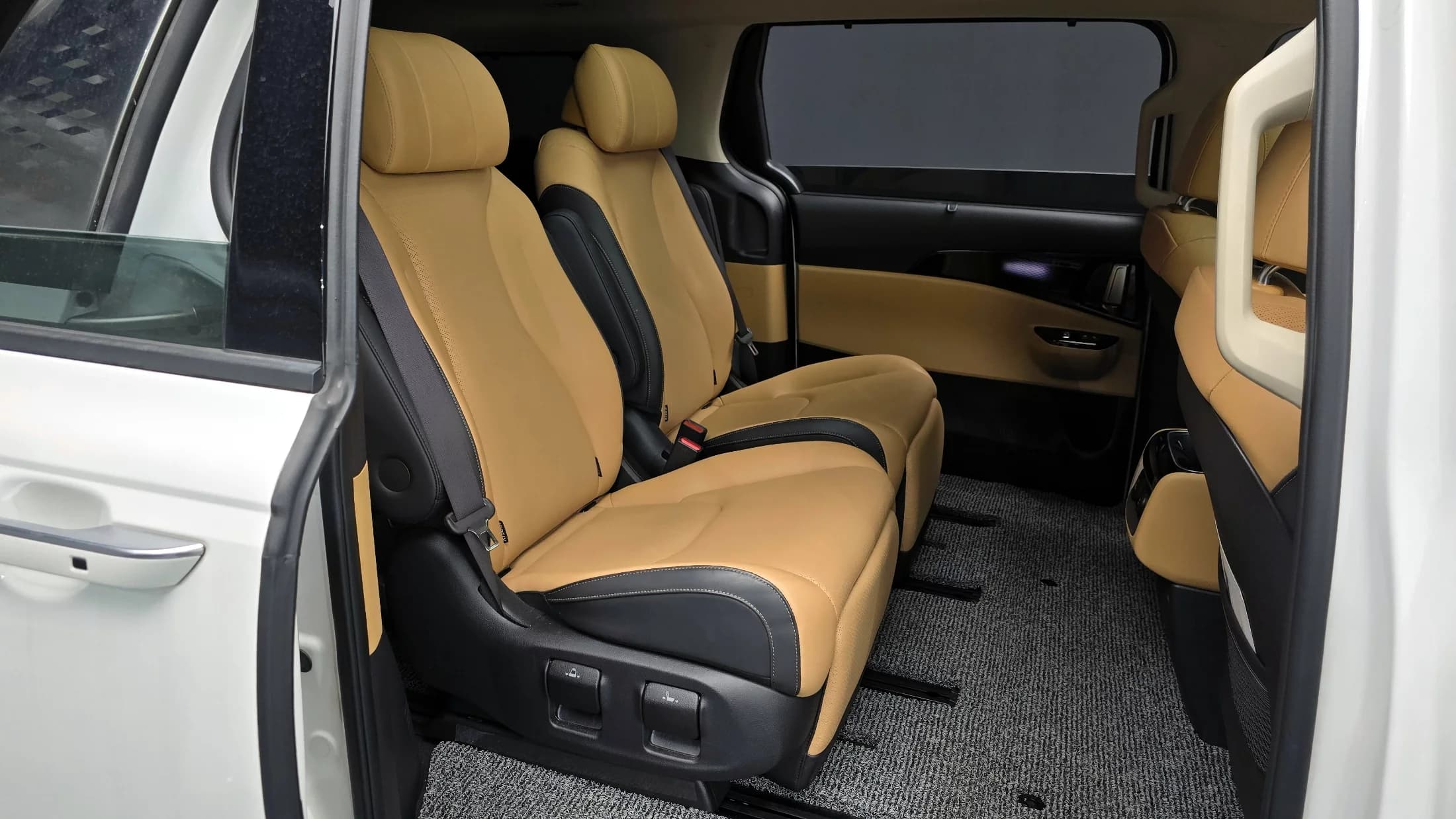 Kia Carnival 7-Seater Signature, 2023 г. 34802 км. — фото 11
