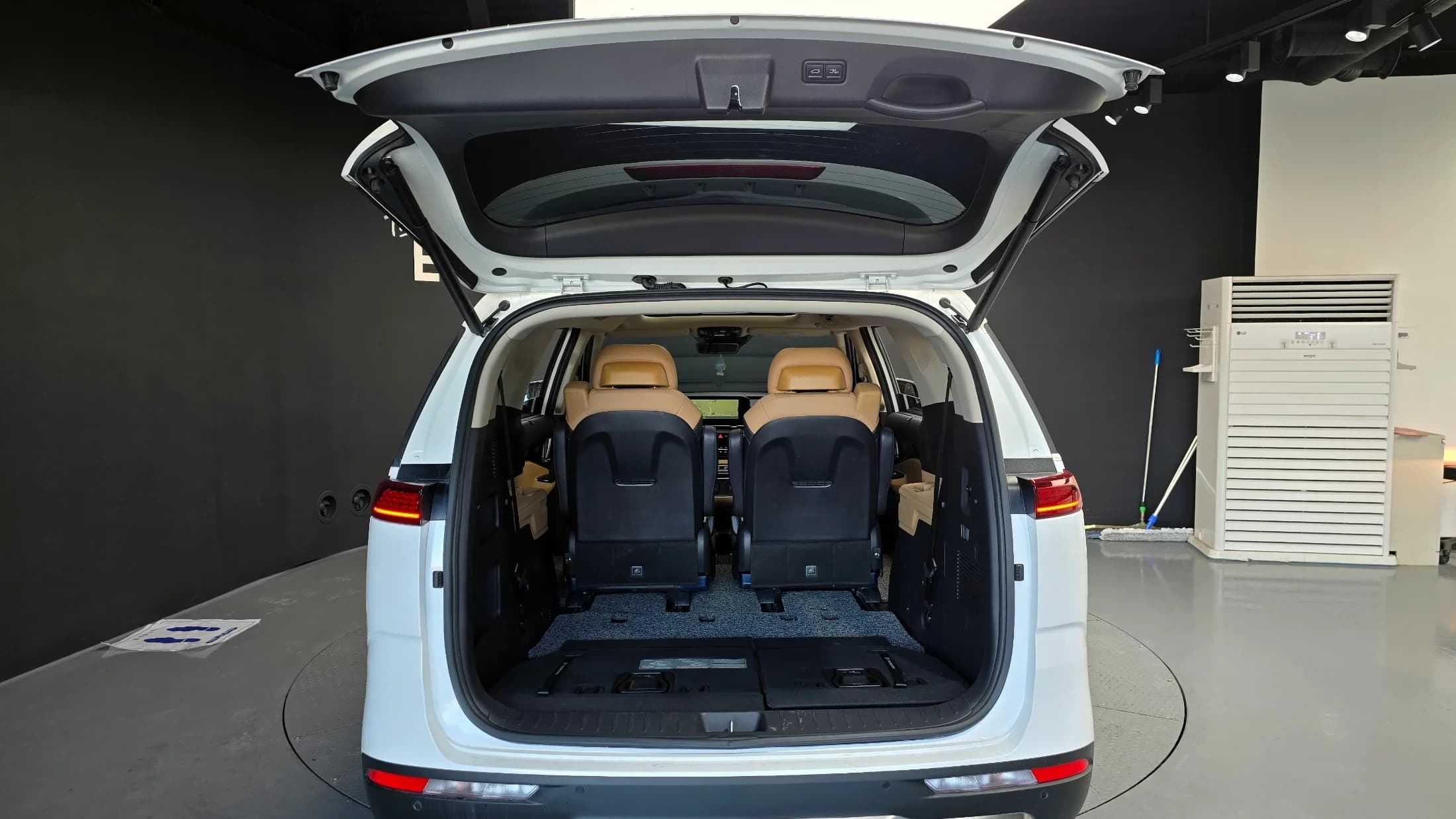 Kia Carnival 7-Seater Signature, 2023 г. 34802 км. — фото 19