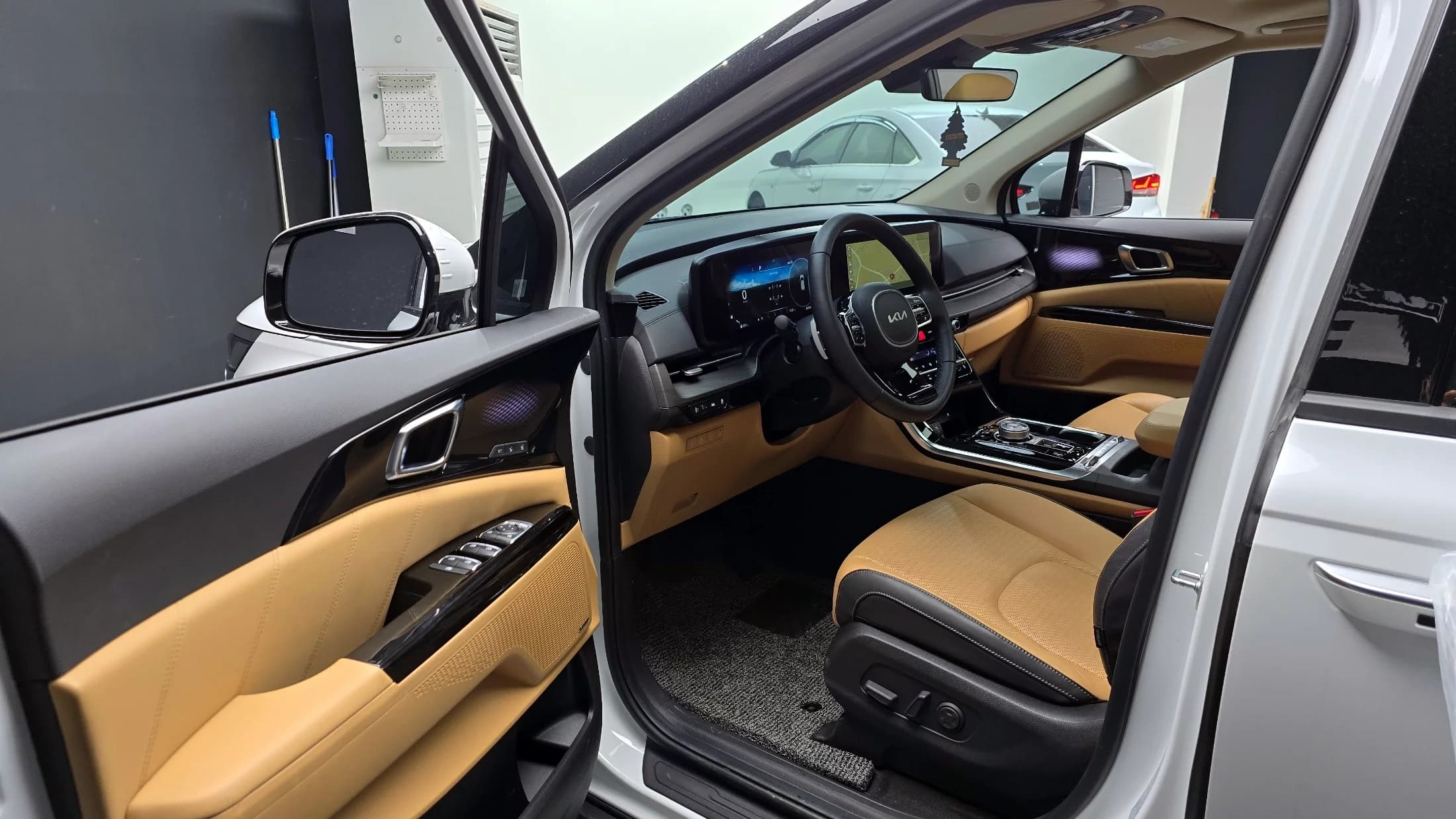 Kia Carnival 7-Seater Signature, 2023 г. 34802 км. — фото 9