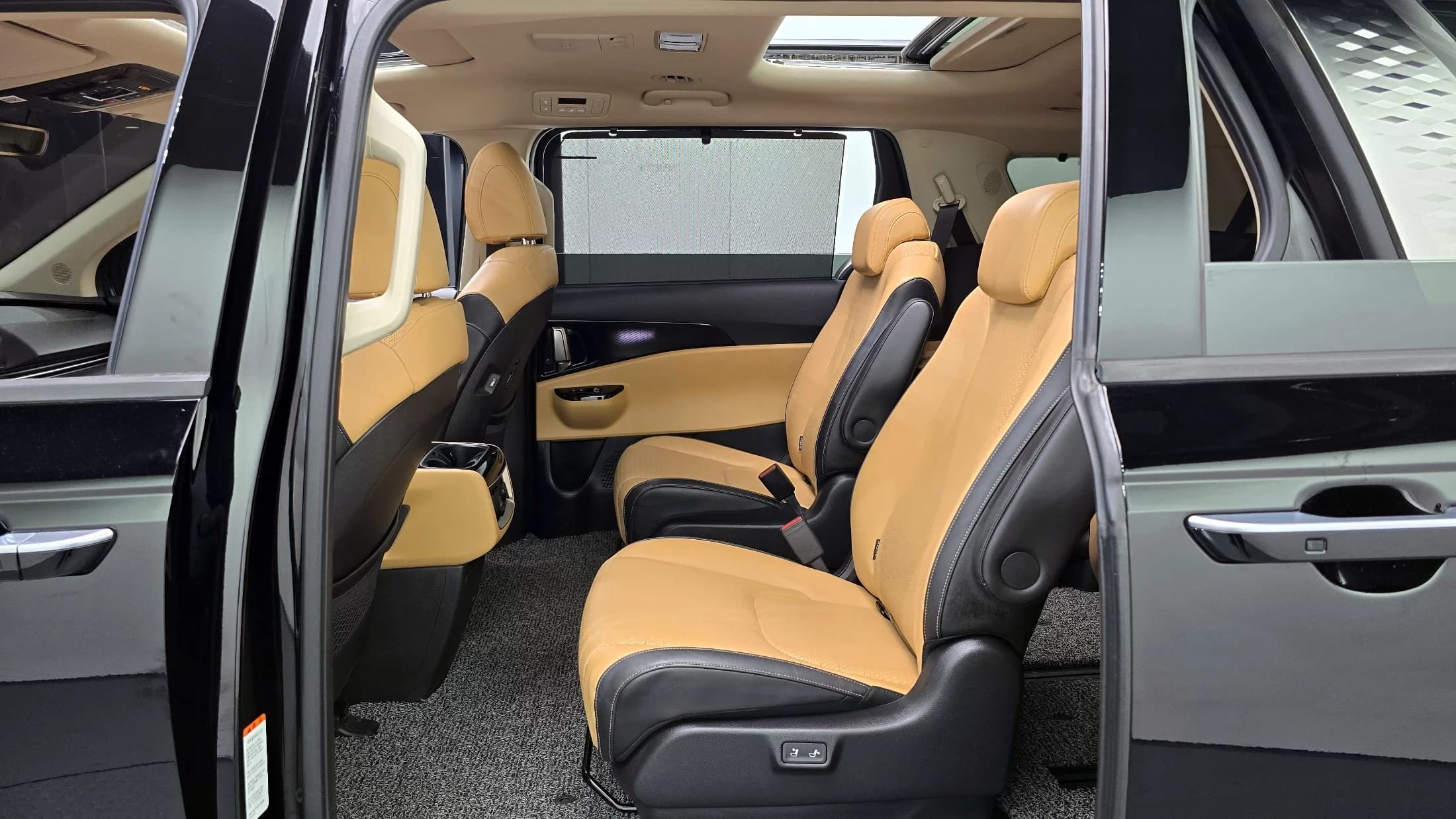 Kia Carnival 9-Seater Signature, 2022 г. 42741 км. — фото 12