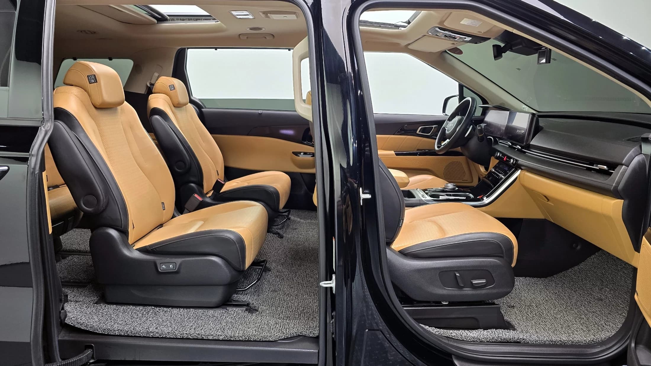 Kia Carnival 9-Seater Signature, 2022 г. 42741 км. — фото 10