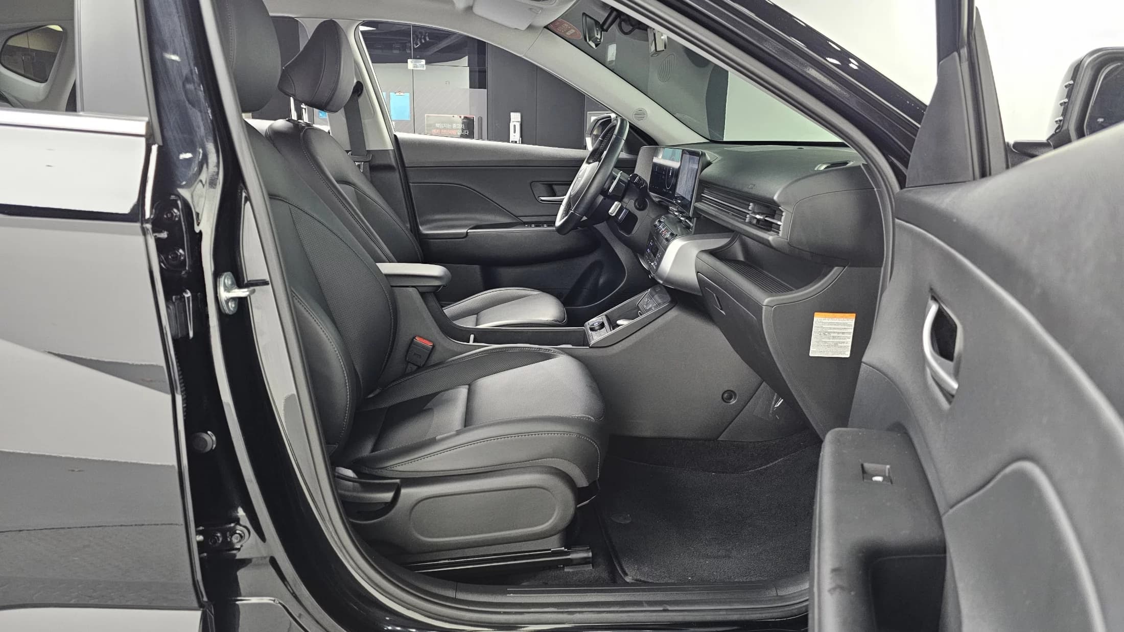 Hyundai Kona Electric Long Range Modern Plus, электромобиль, 2024 г. 25236 км. — фото 11