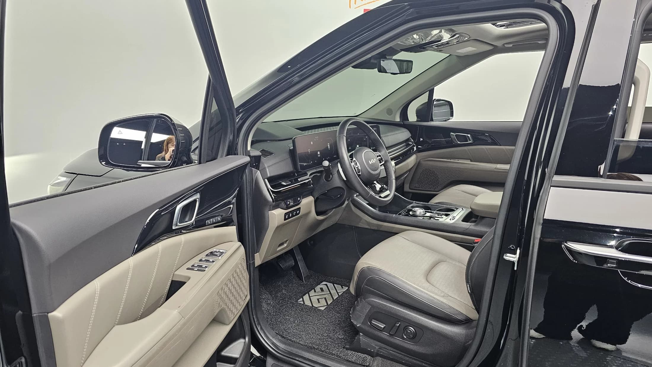 Kia Carnival 7-Seater Gravity, 2023 г. 23371 км. — фото 11