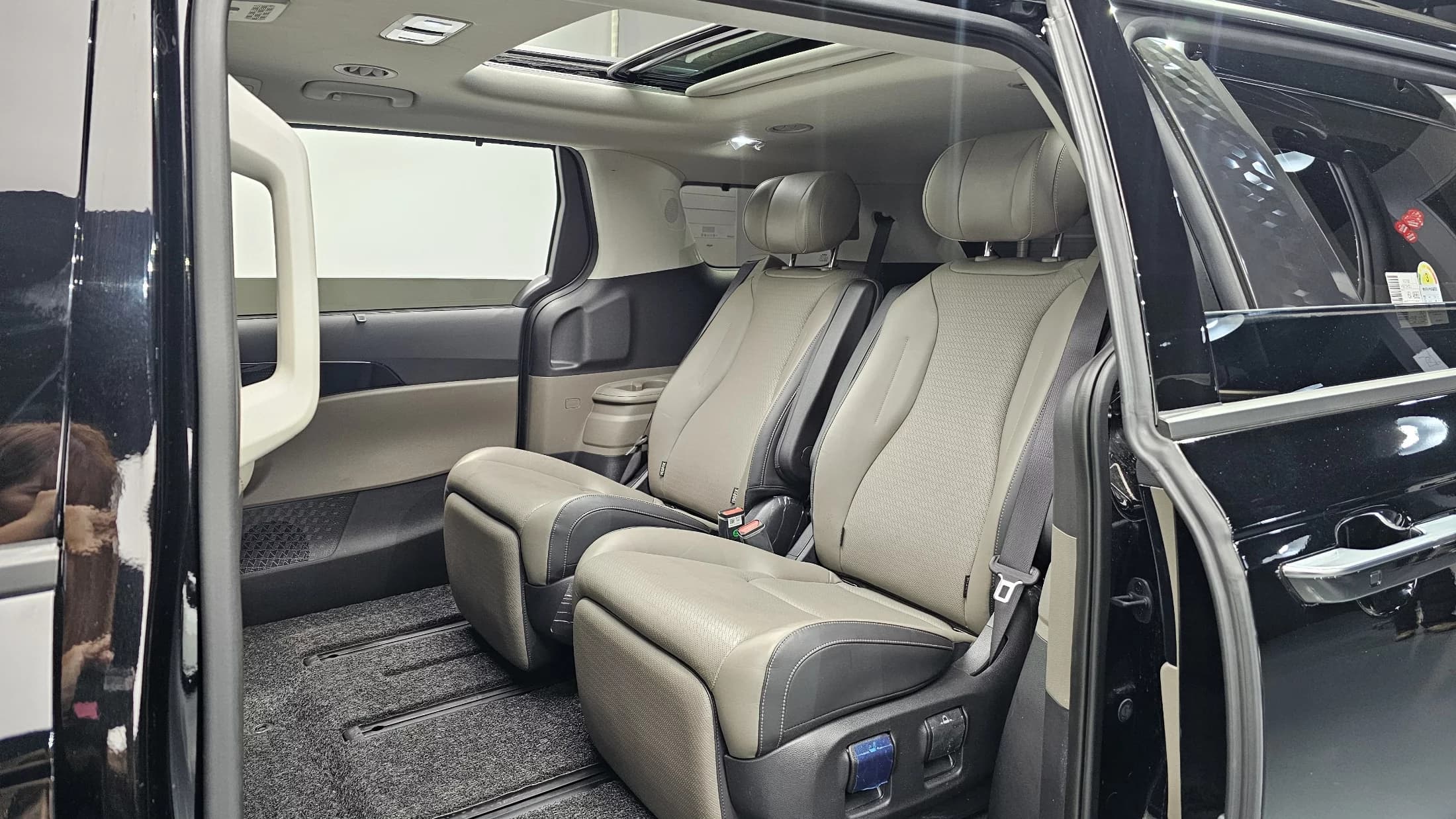 Kia Carnival 7-Seater Gravity, 2023 г. 23371 км. — фото 12