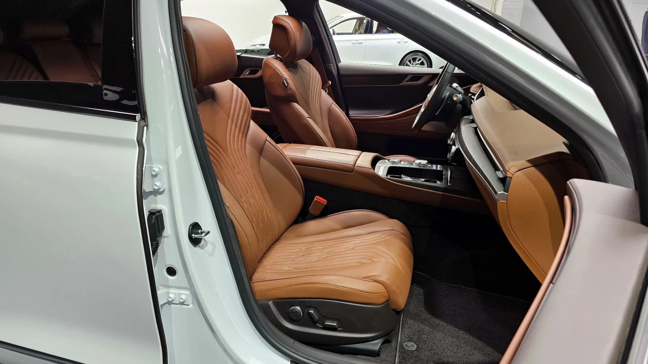 Genesis G80 Gasoline 2.5 Turbo 2WD, 2023 г. 20324 км. — фото 10