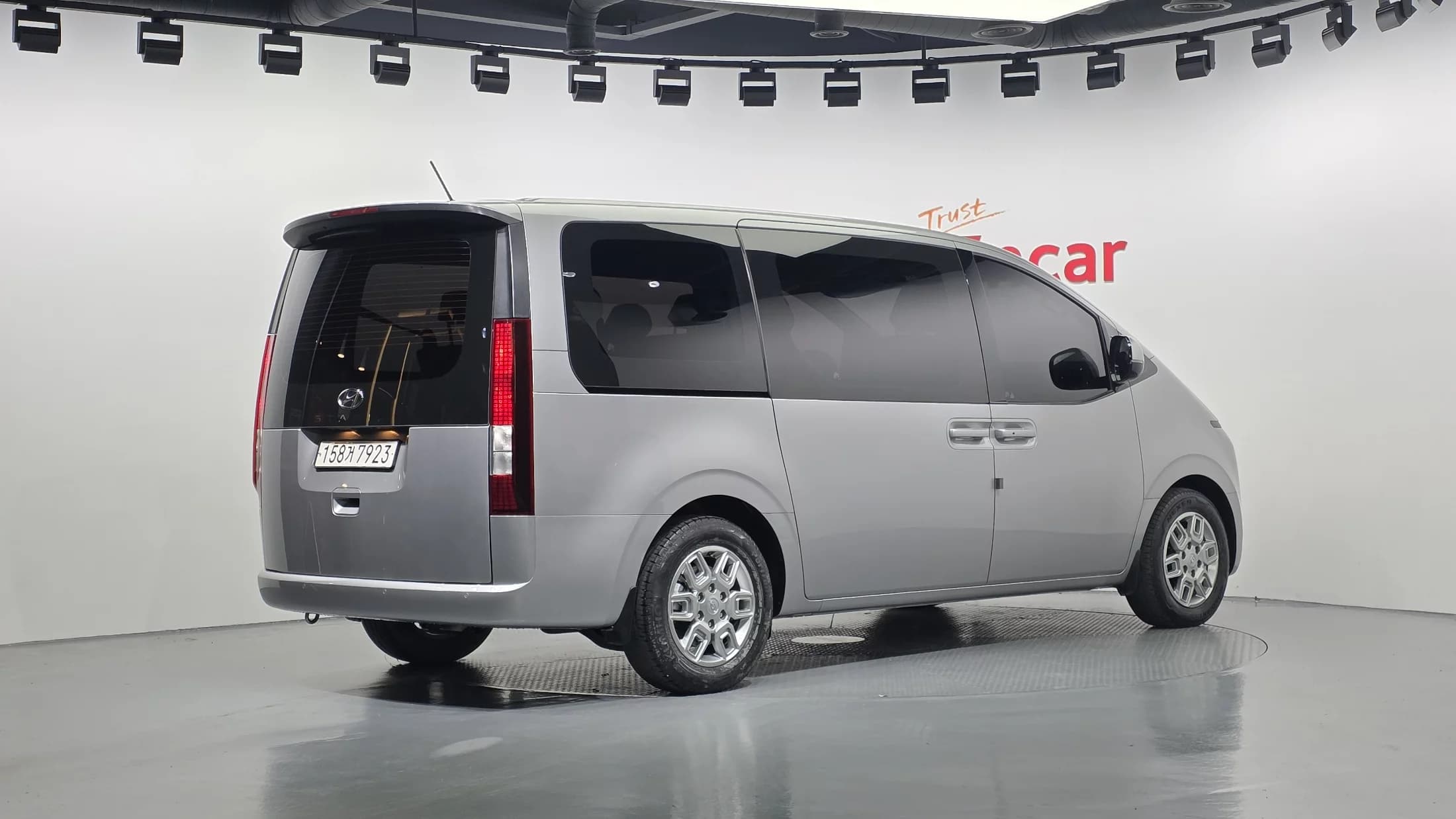 Hyundai Staria Tourer 9-Seater Modern, 2023 г. 53941 км. — фото 2