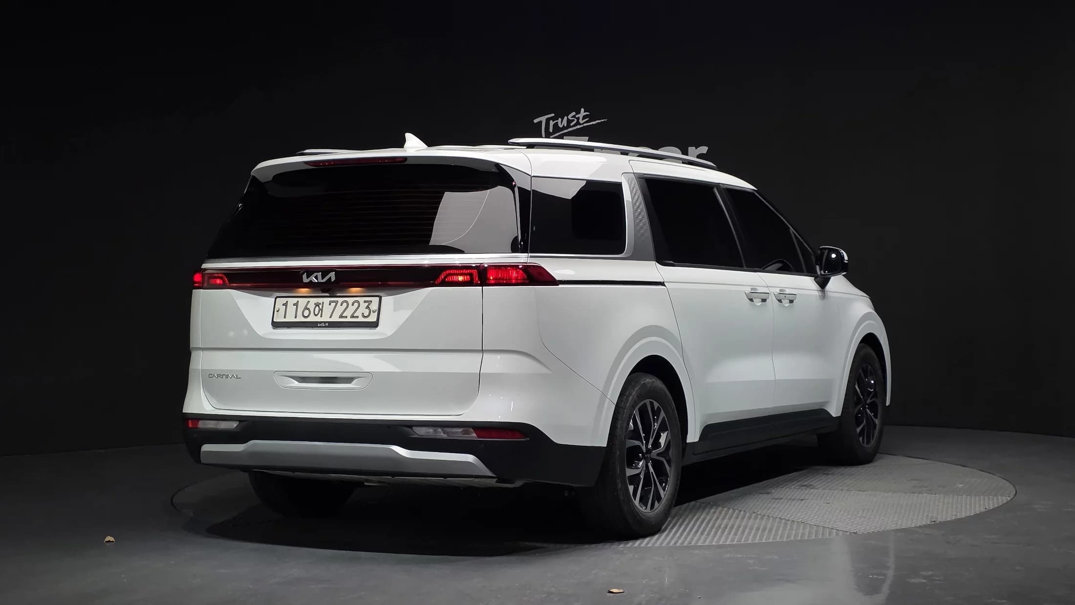 Kia Carnival 9-Seater Prestige, 2023 г. 30846 км. — фото 2
