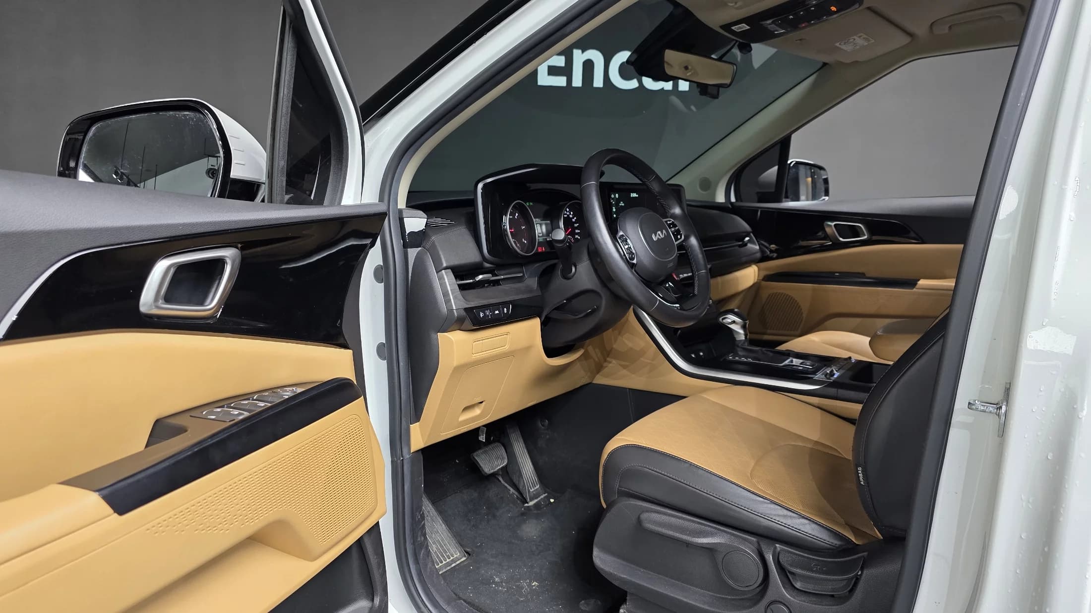 Kia Carnival 9-Seater Prestige, 2023 г. 30846 км. — фото 11