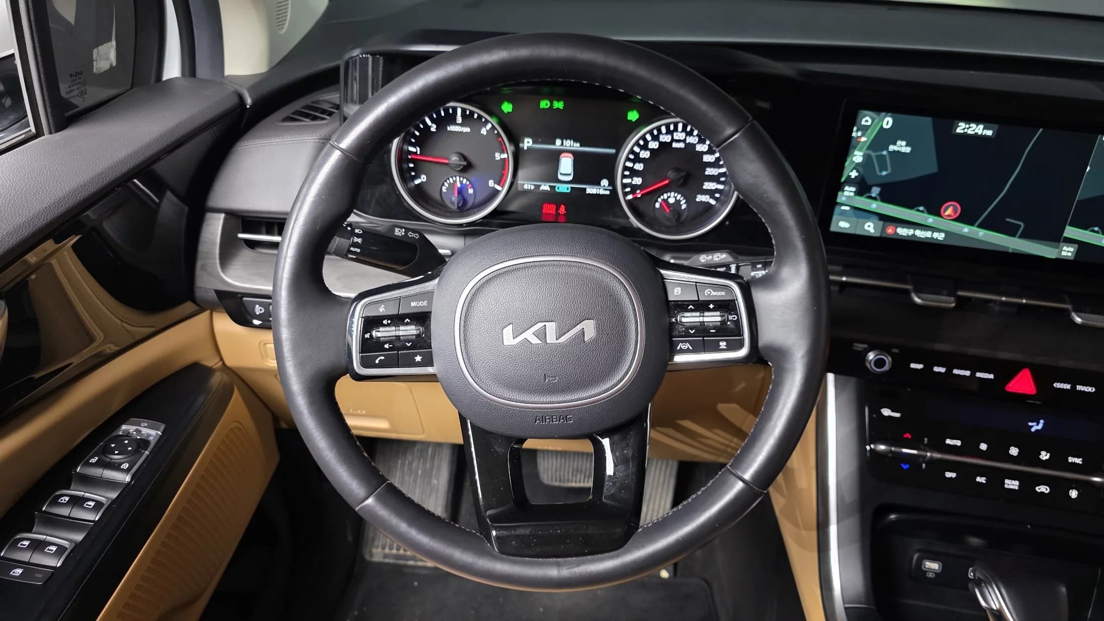 Kia Carnival 9-Seater Prestige, 2023 г. 30846 км. — фото 14