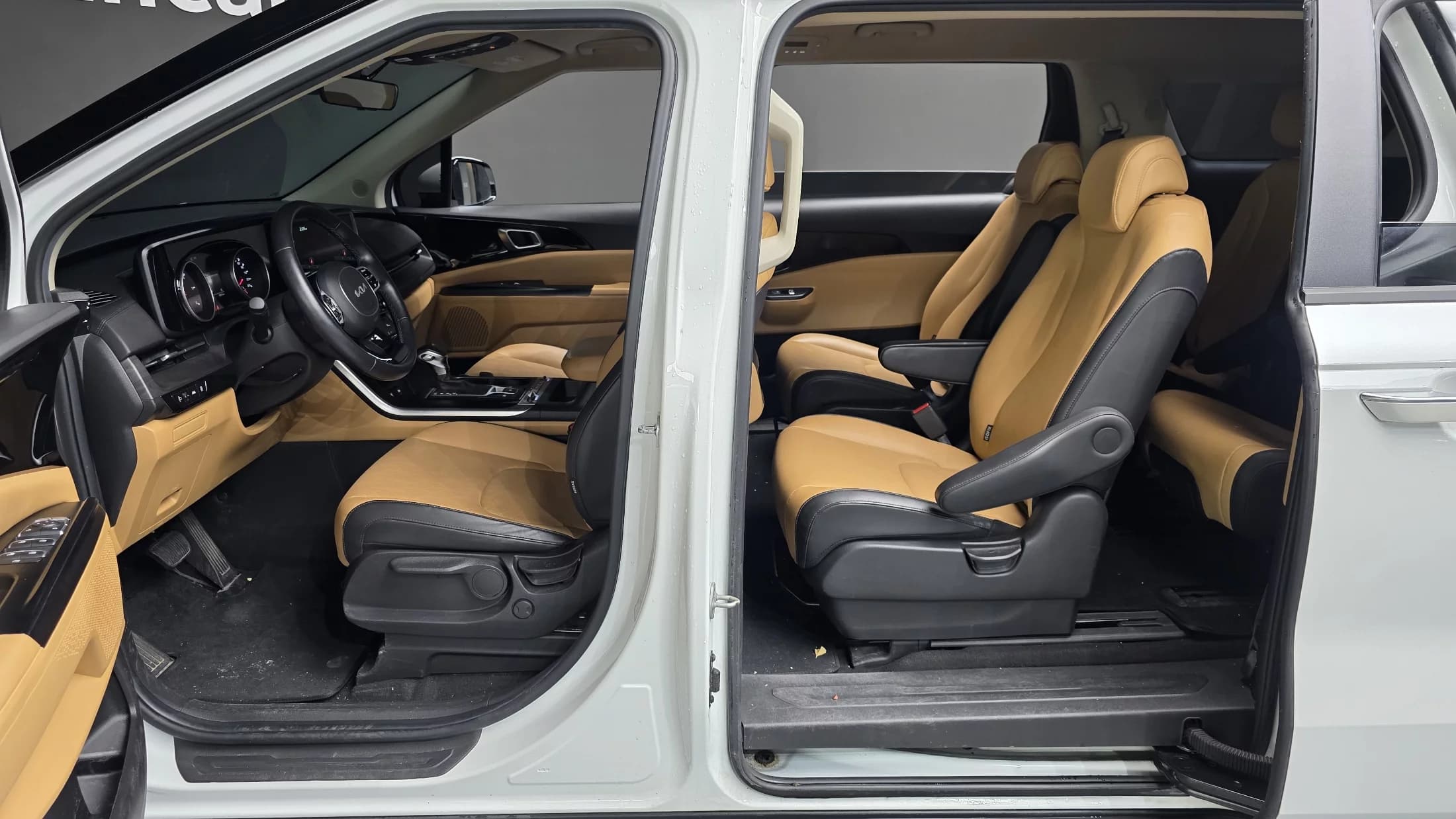 Kia Carnival 9-Seater Prestige, 2023 г. 30846 км. — фото 17