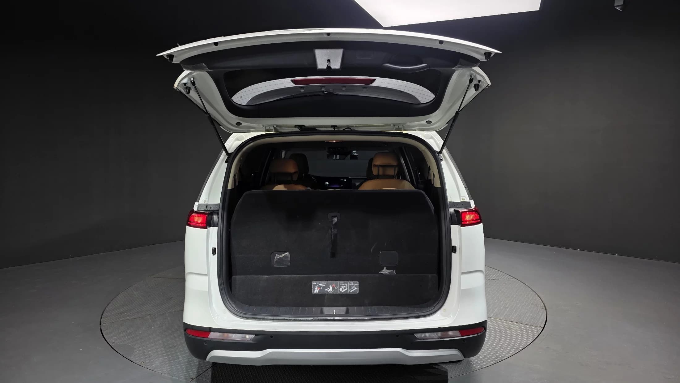 Kia Carnival 9-Seater Prestige, 2023 г. 30846 км. — фото 20