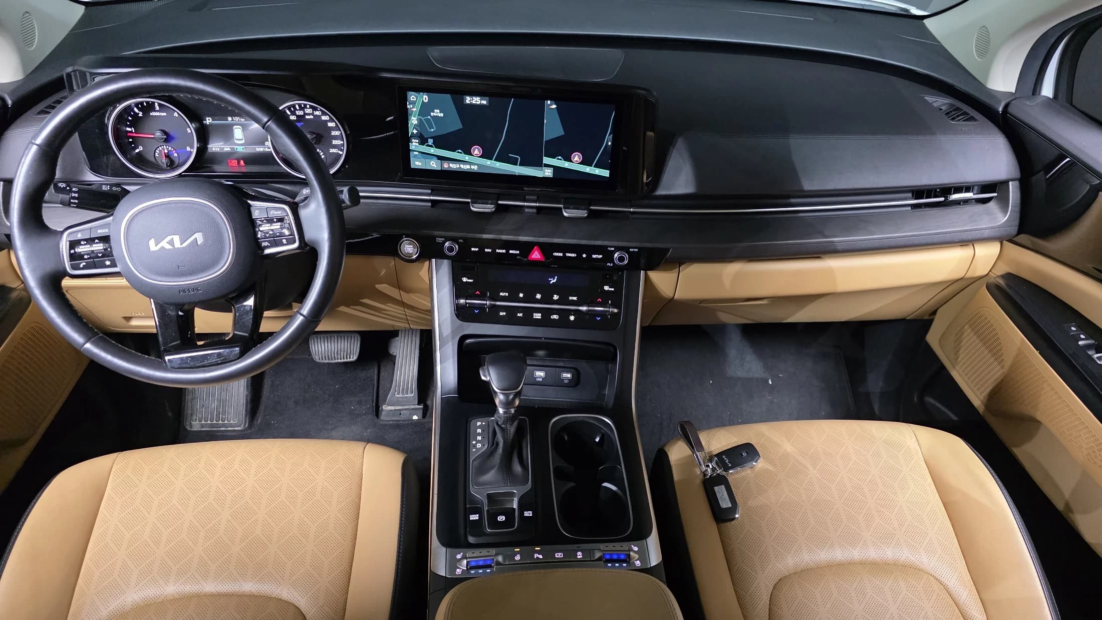 Kia Carnival 9-Seater Prestige, 2023 г. 30846 км. — фото 7