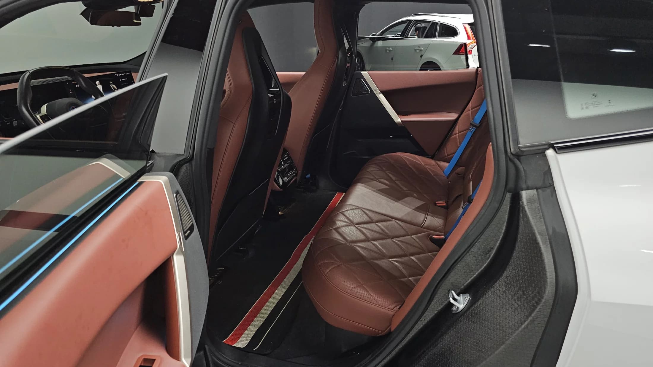 BMW iX xDrive50 Sports Plus, электромобиль, 2023 г. 33373 км. — фото 12