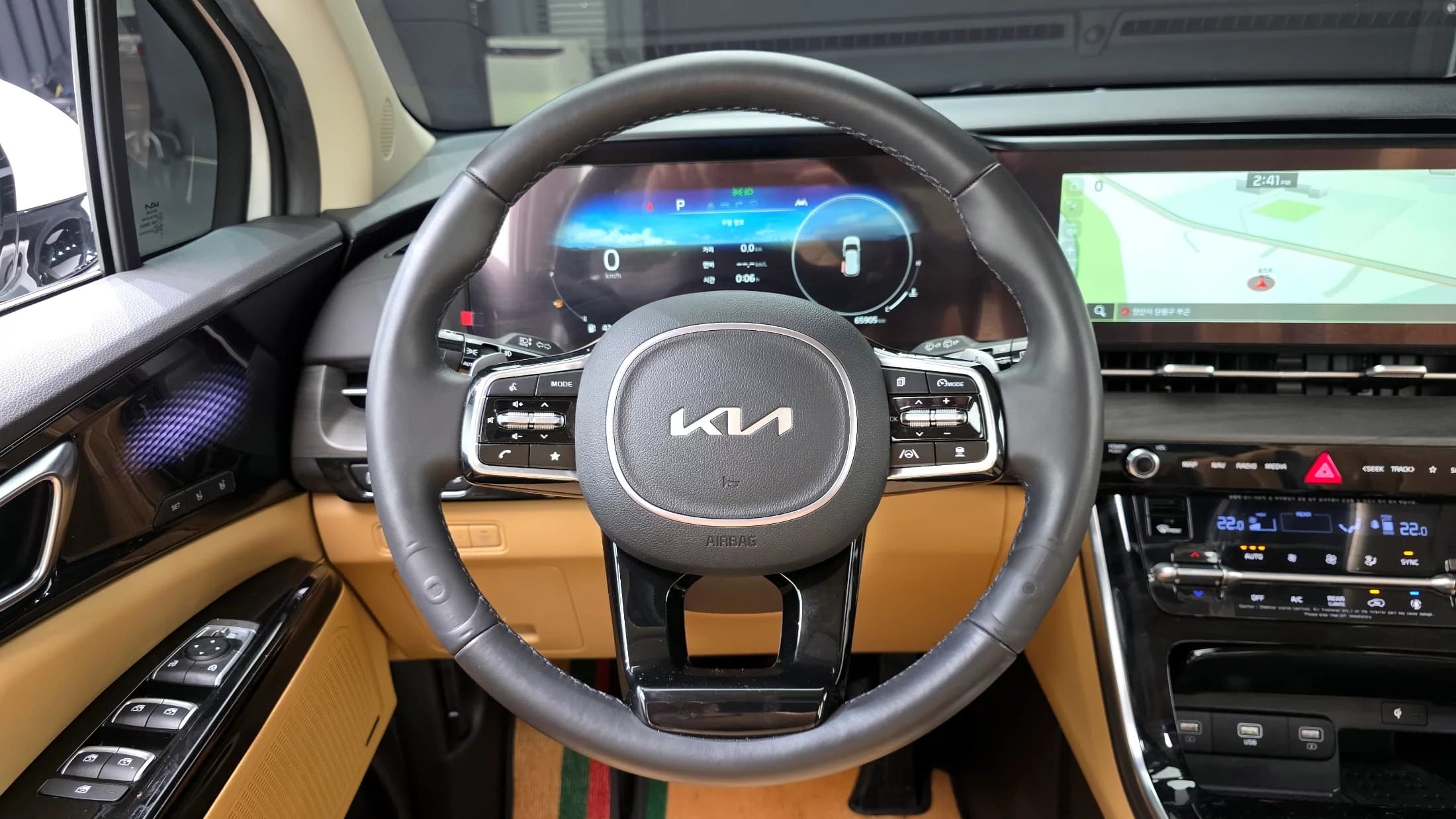 Kia Carnival Gasoline 9-Seater Signature, 2023 г. 66035 км. — фото 12