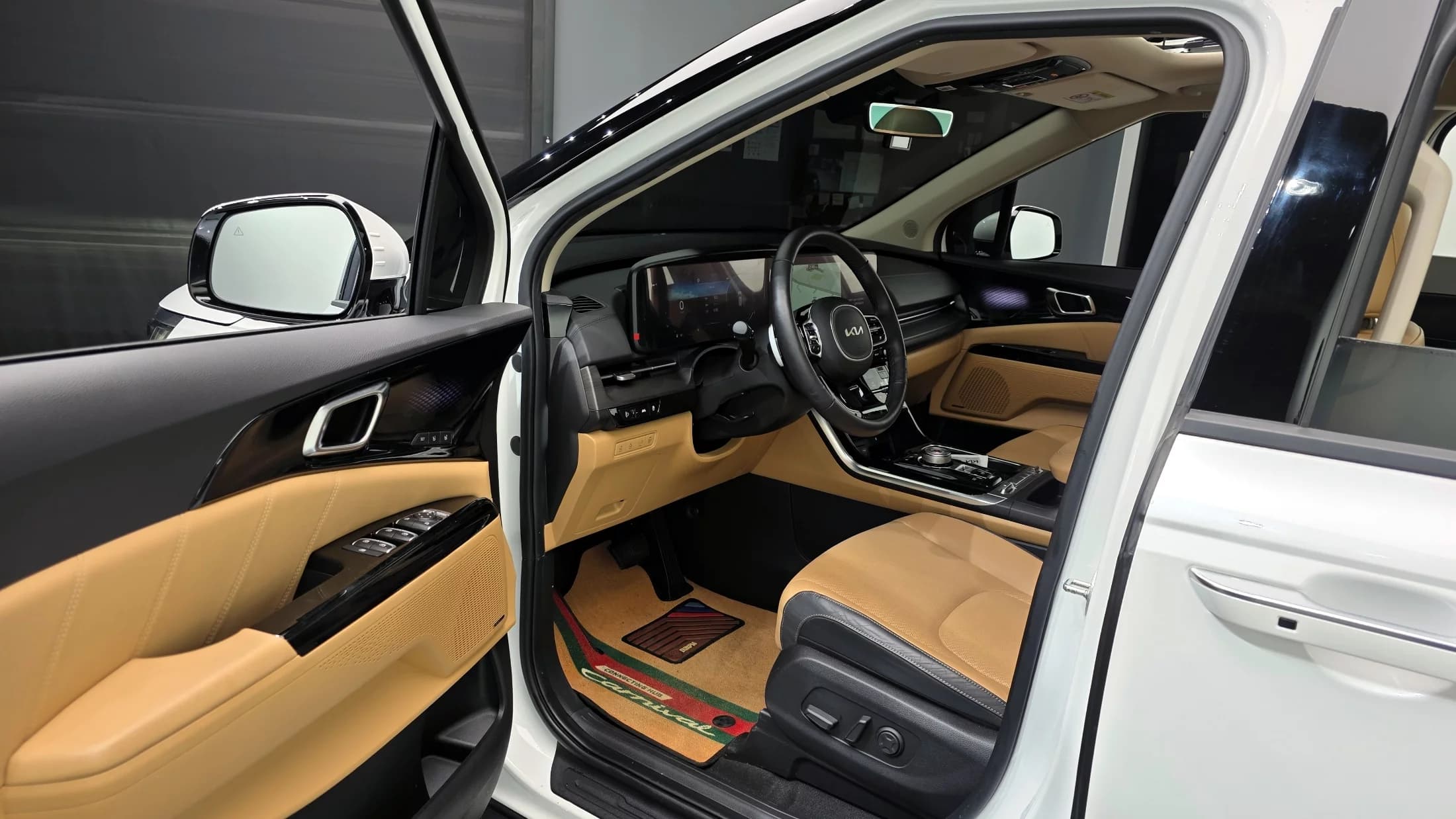 Kia Carnival Gasoline 9-Seater Signature, 2023 г. 66035 км. — фото 10