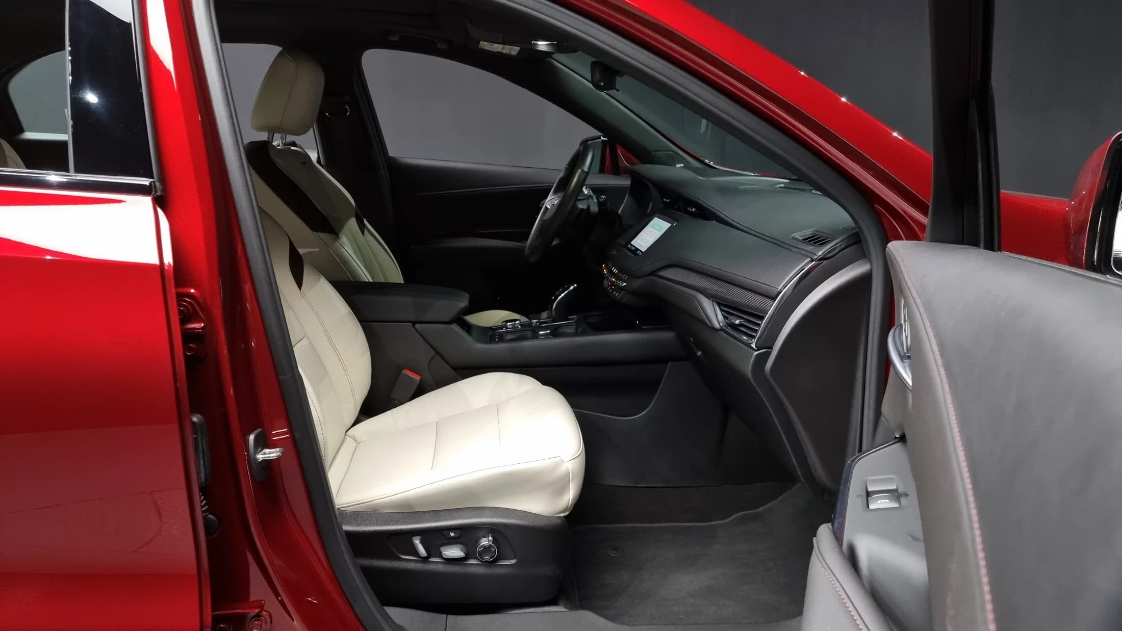 Cadillac XT4 2.0 Sport AWD, 2022 г. 4976 км. — фото 11