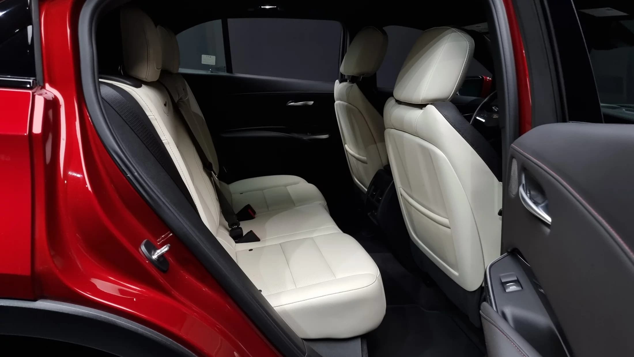 Cadillac XT4 2.0 Sport AWD, 2022 г. 4976 км. — фото 12