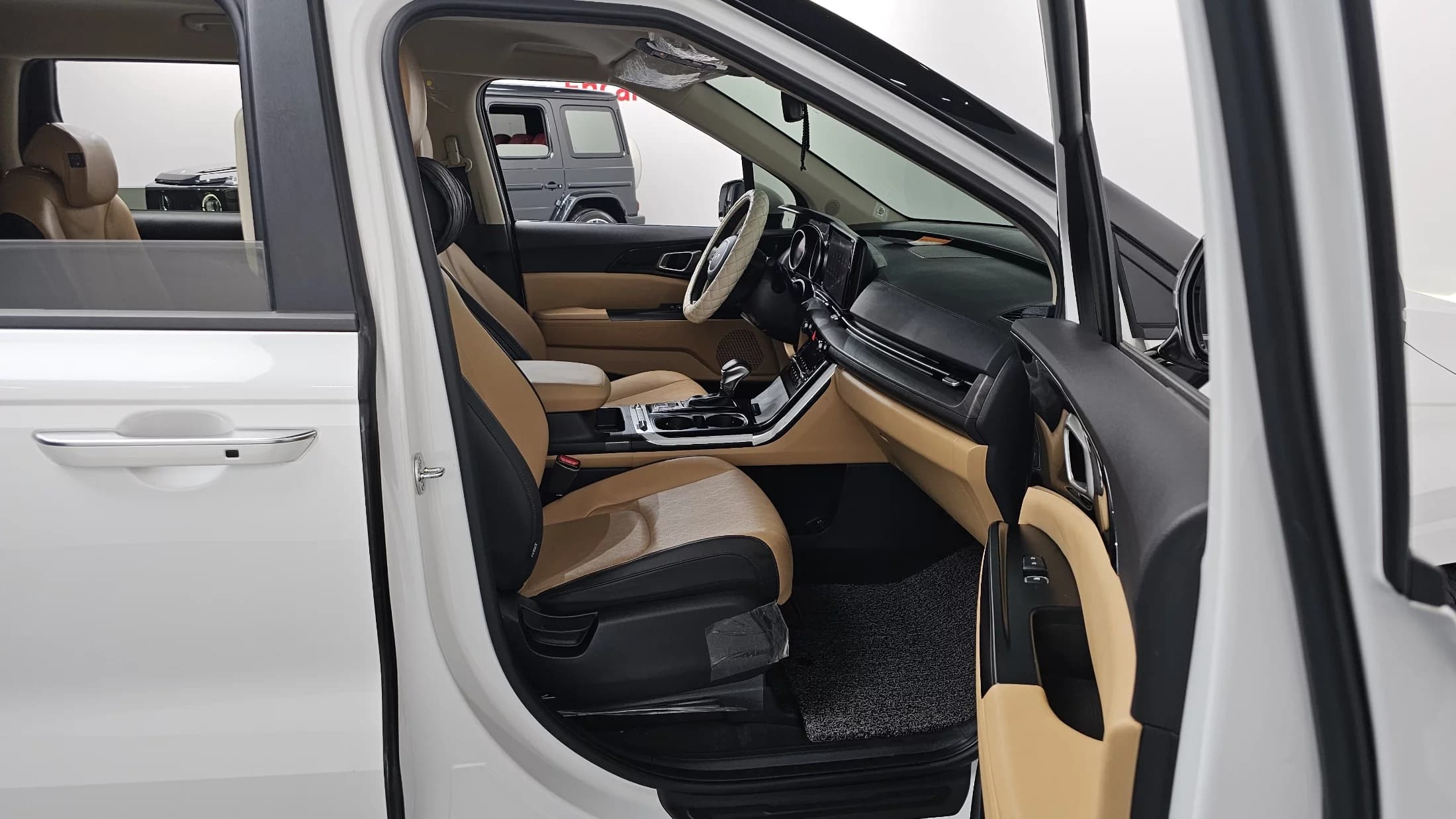 Kia Carnival 9-Seater Prestige, 2023 г. 53392 км. — фото 11