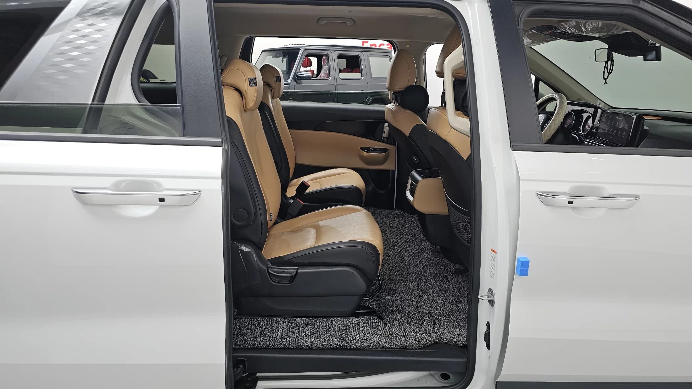 Kia Carnival 9-Seater Prestige, 2023 г. 53392 км. — фото 12