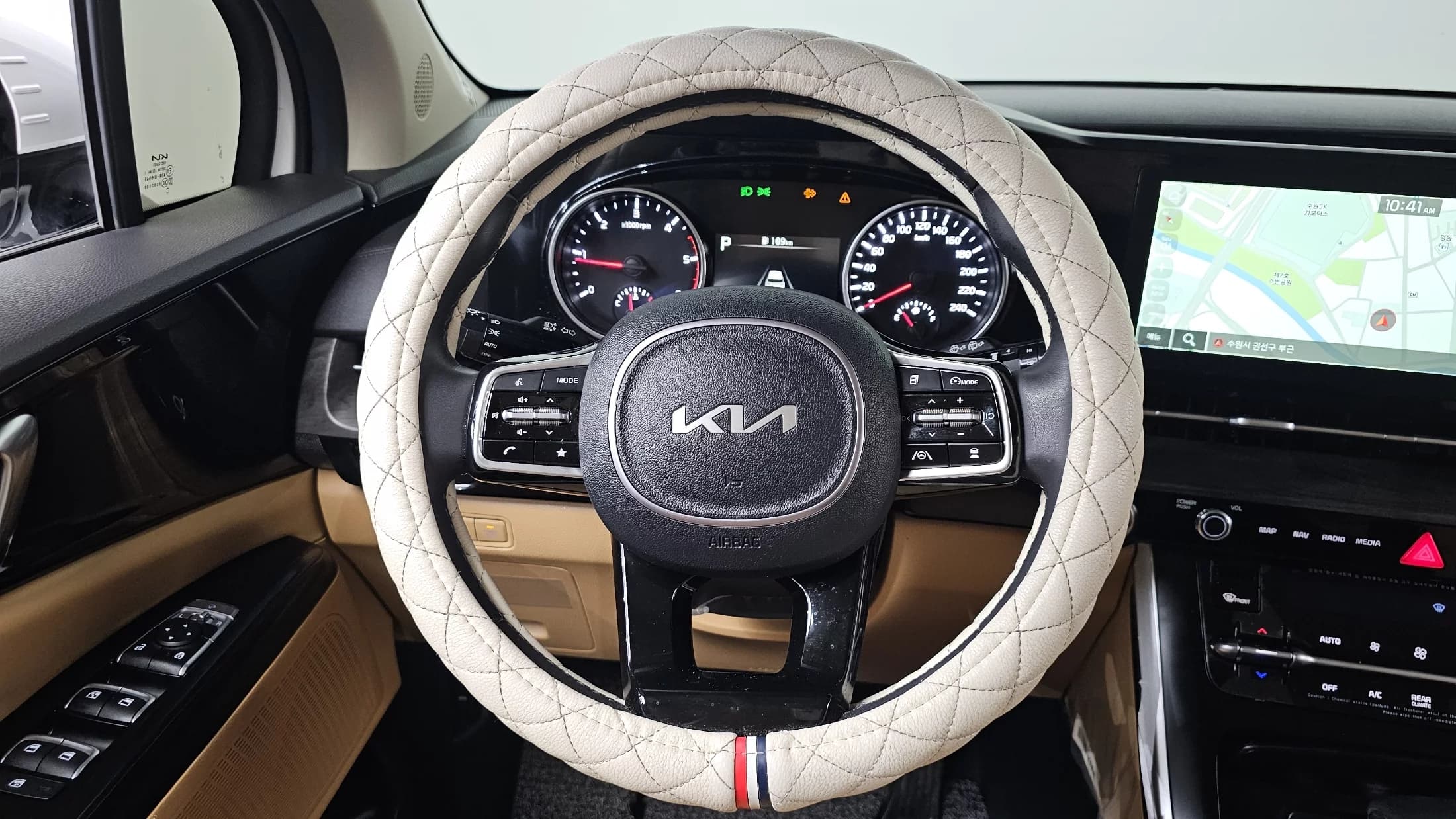 Kia Carnival 9-Seater Prestige, 2023 г. 53392 км. — фото 13