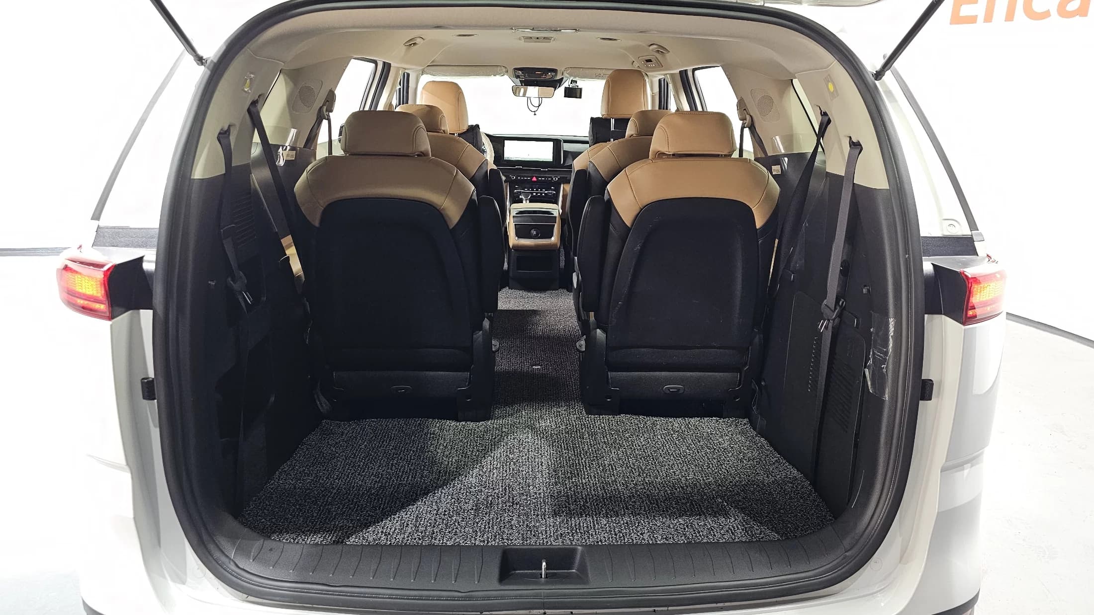 Kia Carnival 9-Seater Prestige, 2023 г. 53392 км. — фото 20