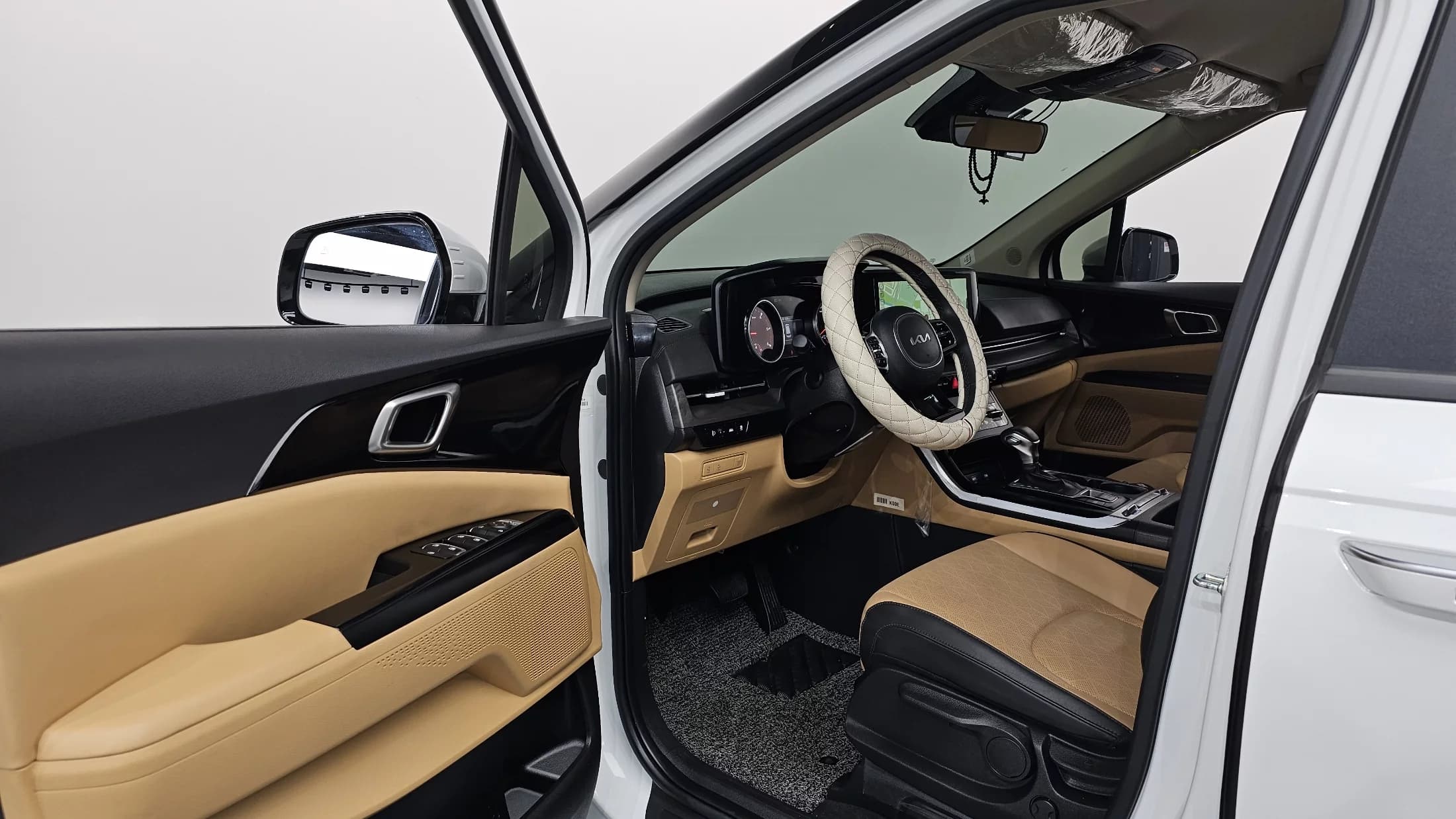 Kia Carnival 9-Seater Prestige, 2023 г. 53392 км. — фото 10