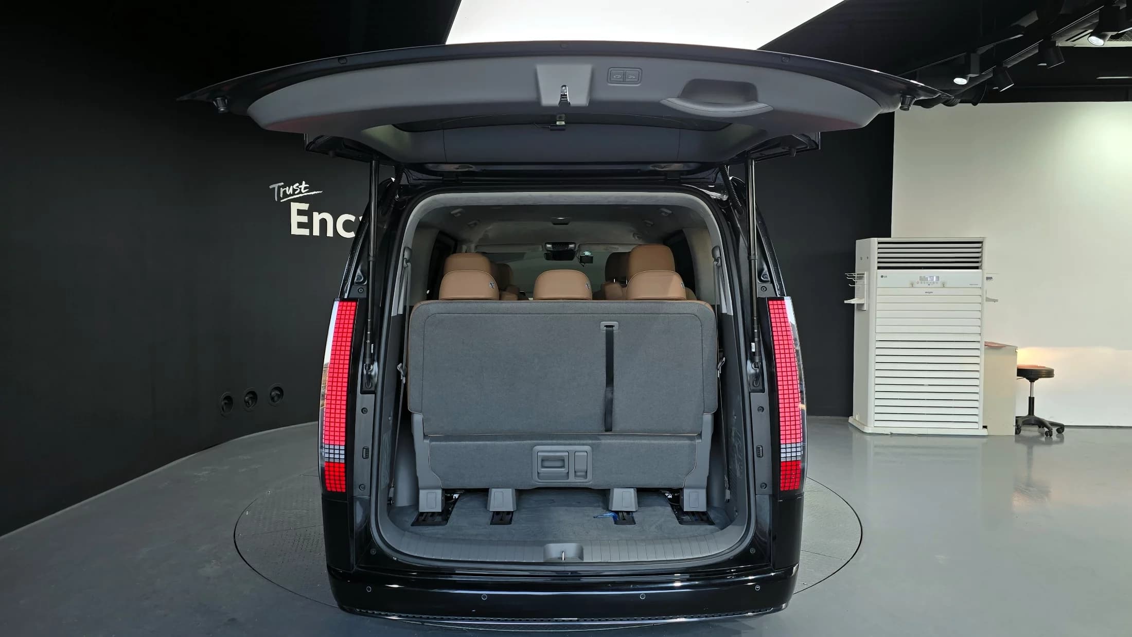 Hyundai Staria Lounge 9-Seater Inspiration, 2021 г. 55932 км. — фото 20