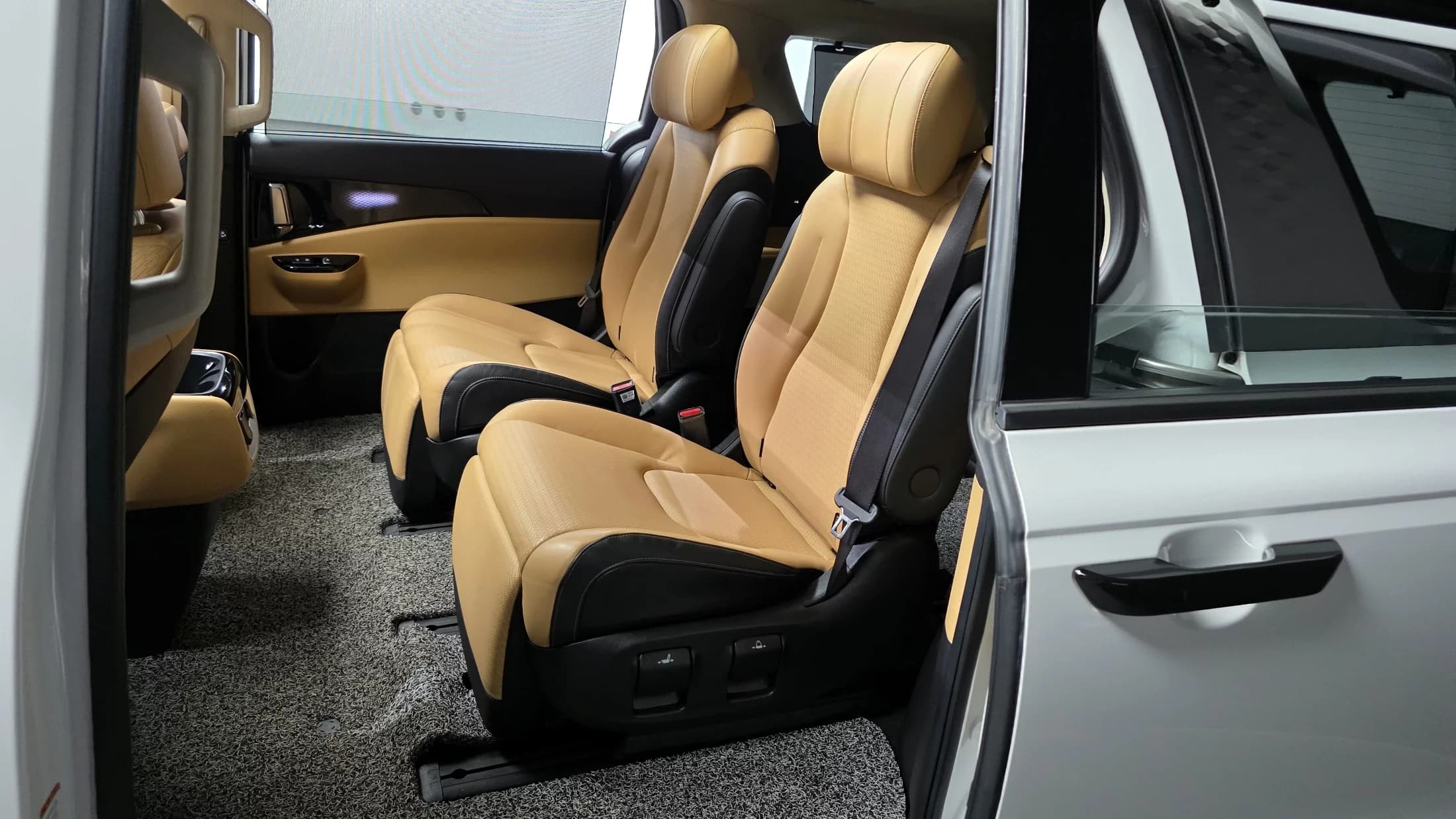 Kia Carnival Gasoline 7-Seater Signature, 2022 г. 42040 км. — фото 11