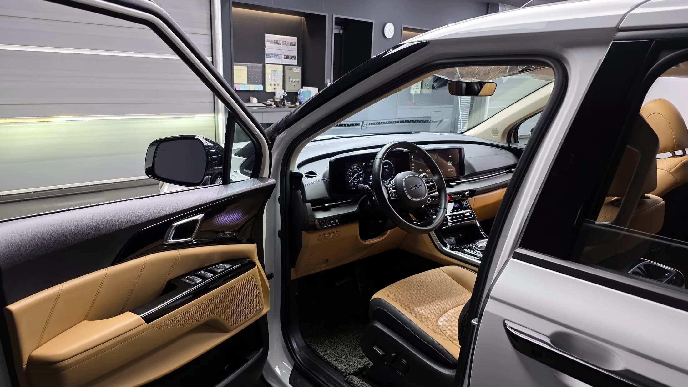 Kia Carnival Gasoline 7-Seater Signature, 2022 г. 42040 км. — фото 10