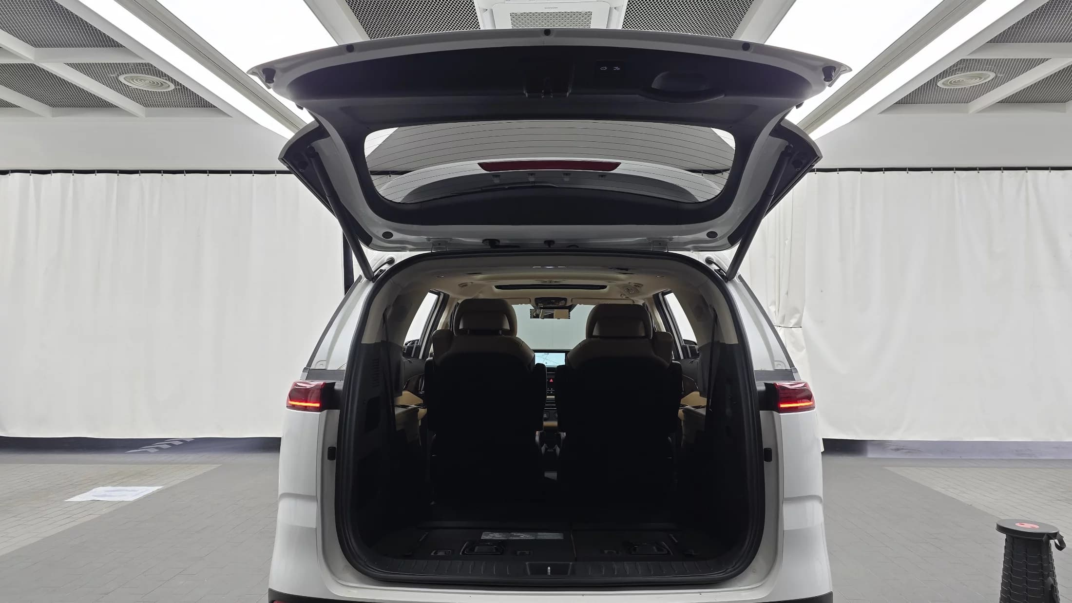 Kia Carnival Gasoline 7-Seater Signature, 2022 г. 32433 км. — фото 20