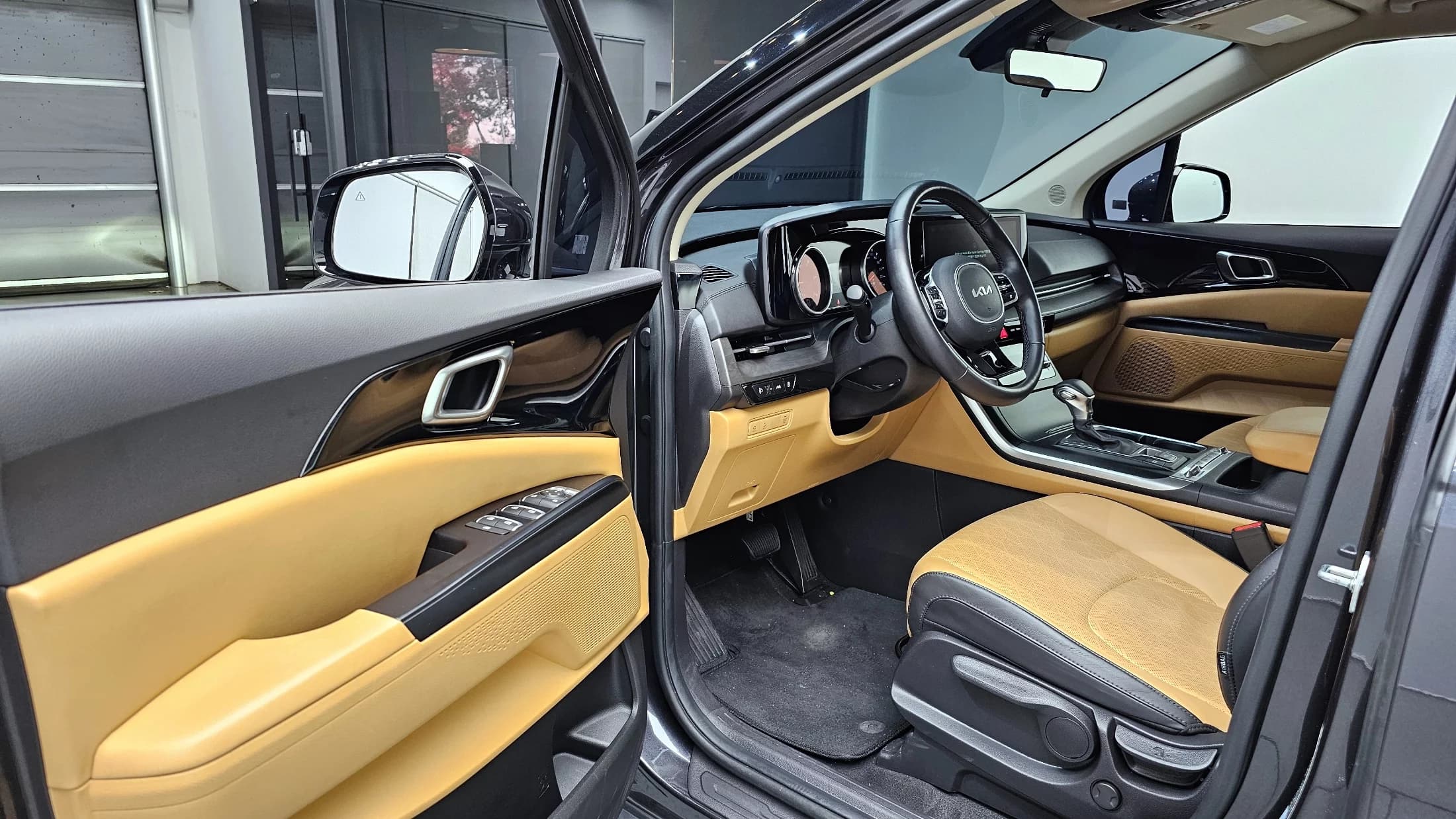 Kia Carnival 9-Seater Prestige, 2023 г. 75539 км. — фото 11