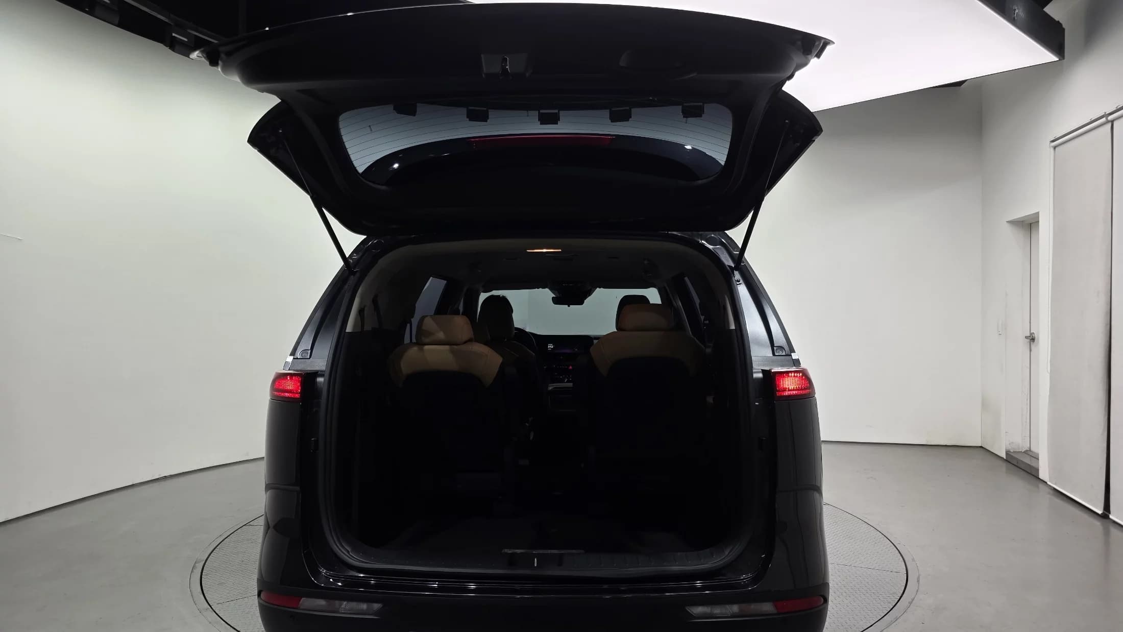 Kia Carnival 9-Seater Prestige, 2023 г. 75539 км. — фото 20