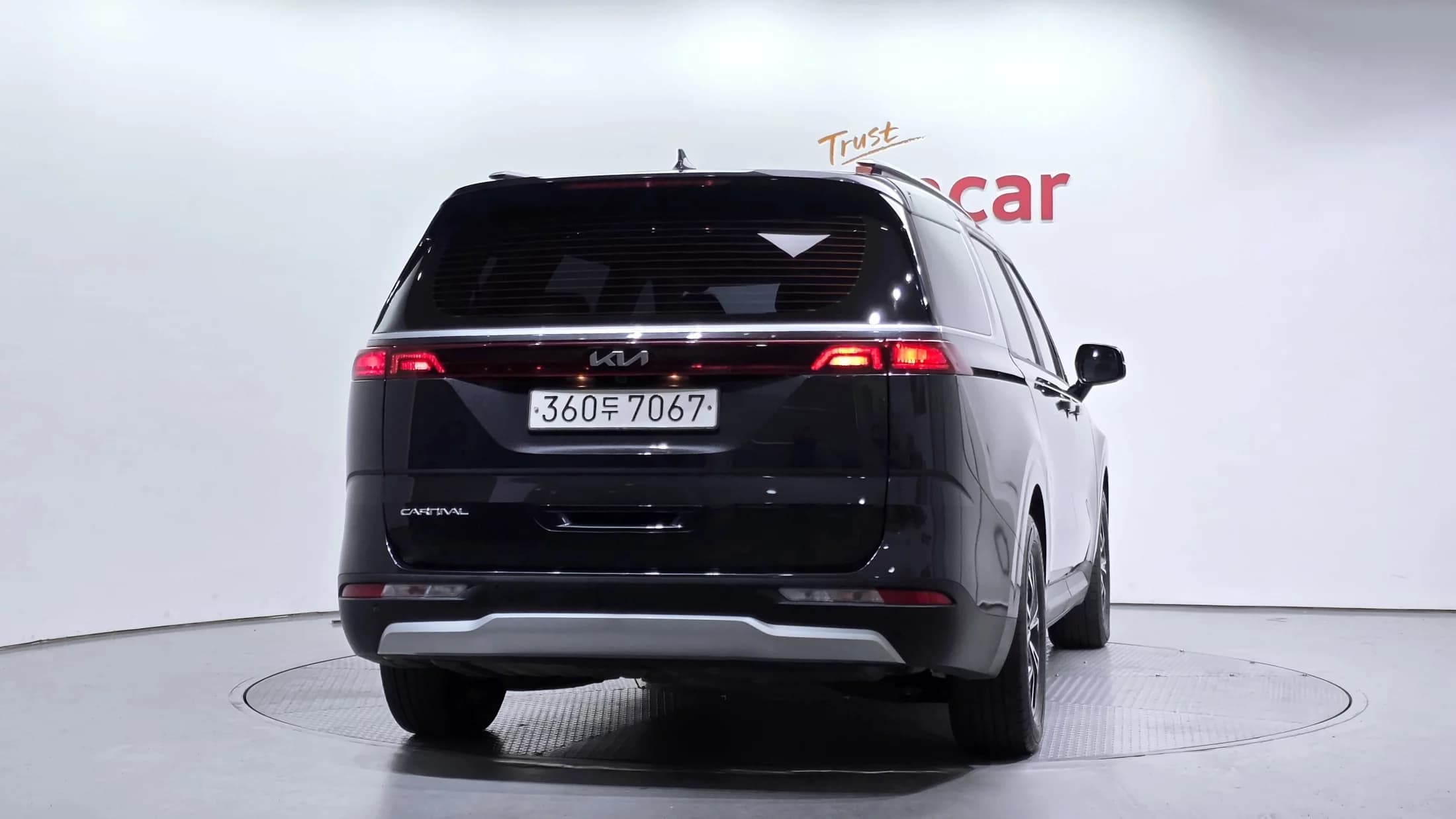 Kia Carnival 9-Seater Prestige, 2023 г. 75539 км. — фото 4