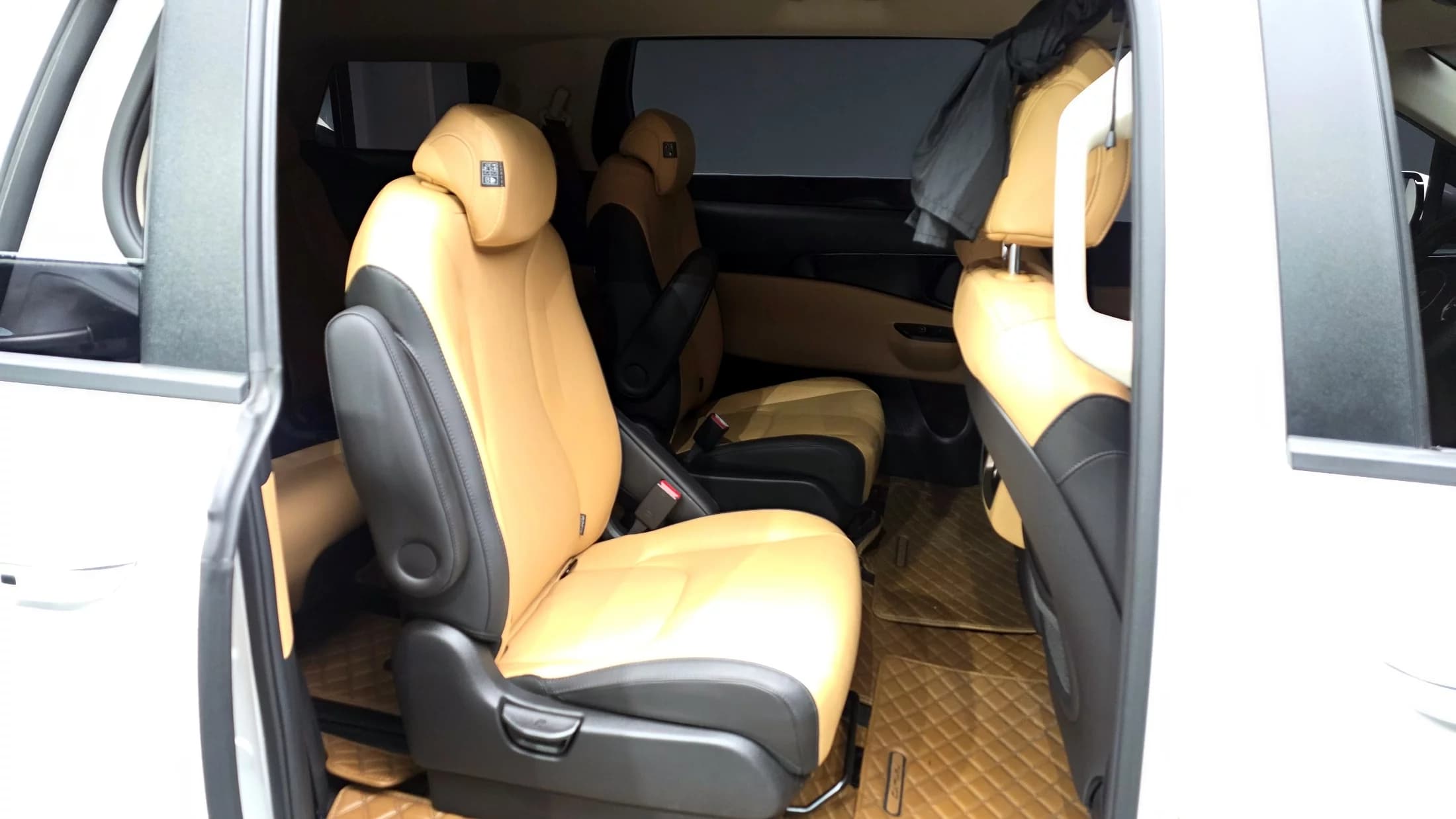 Kia Carnival 9-Seater Prestige, 2021 г. 33138 км. — фото 12