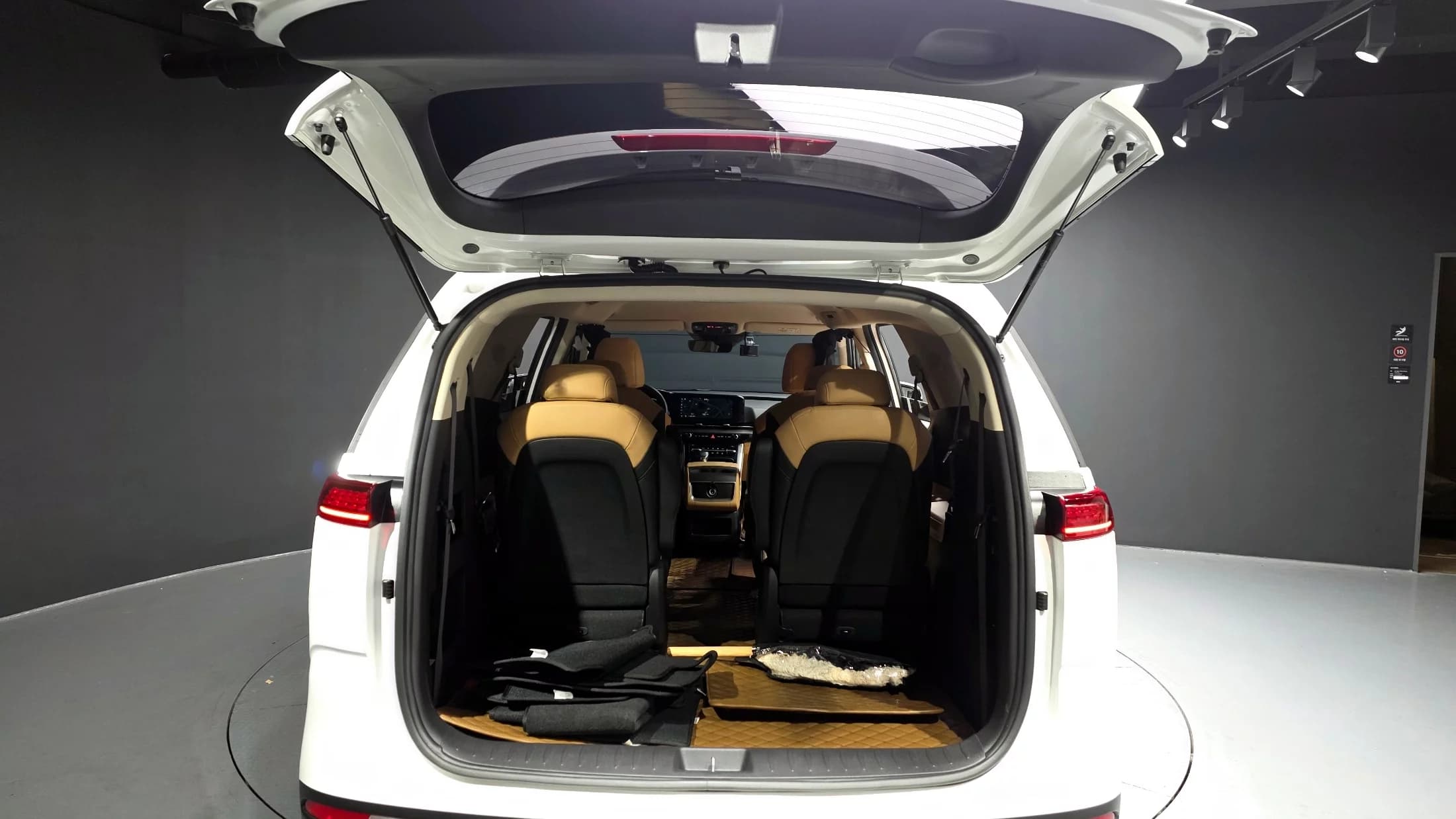 Kia Carnival 9-Seater Prestige, 2021 г. 33138 км. — фото 20