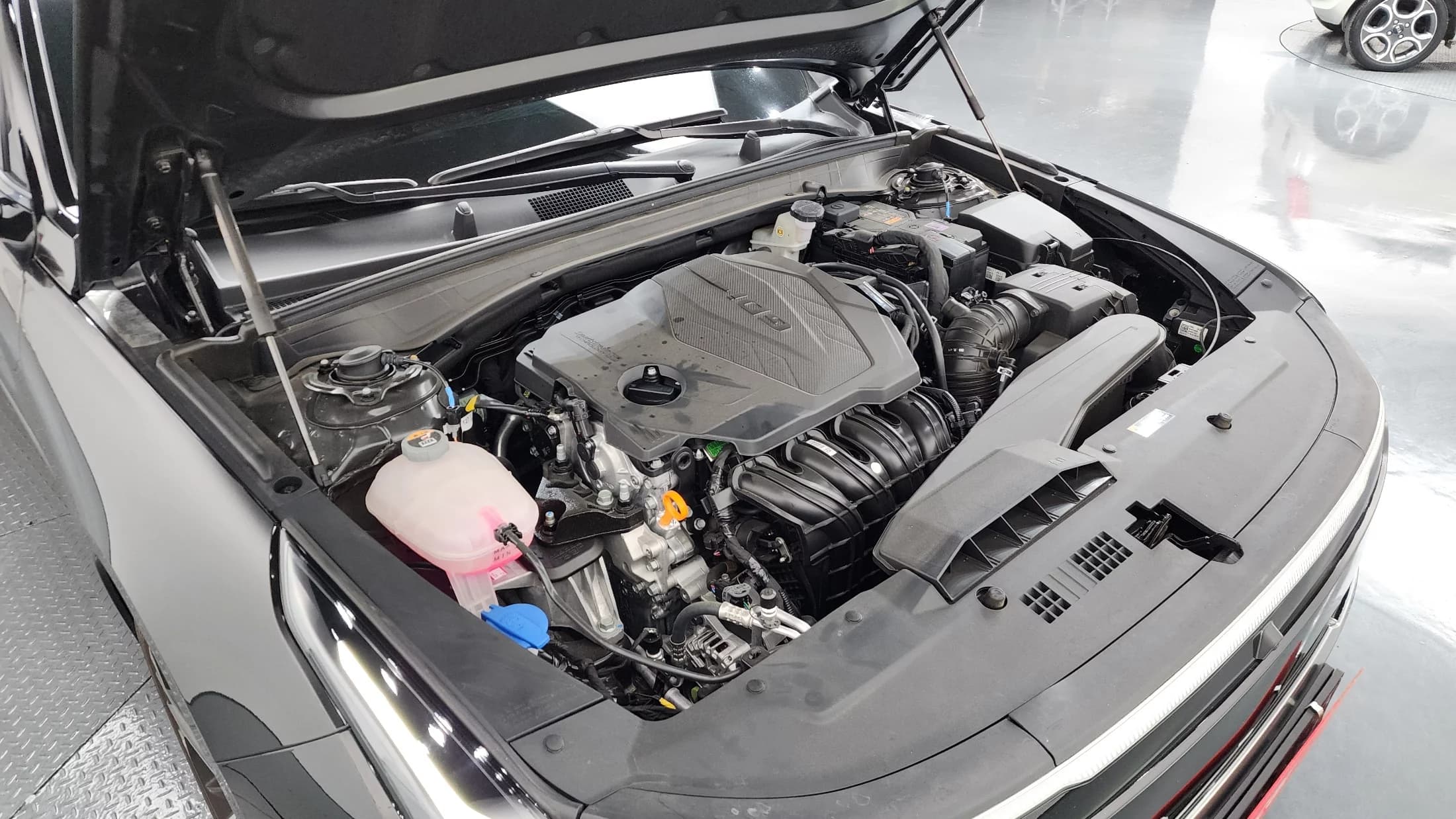 Kia K8 2.5 Gasoline 2WD Signature, 2025 г. 5705 км. — фото 6