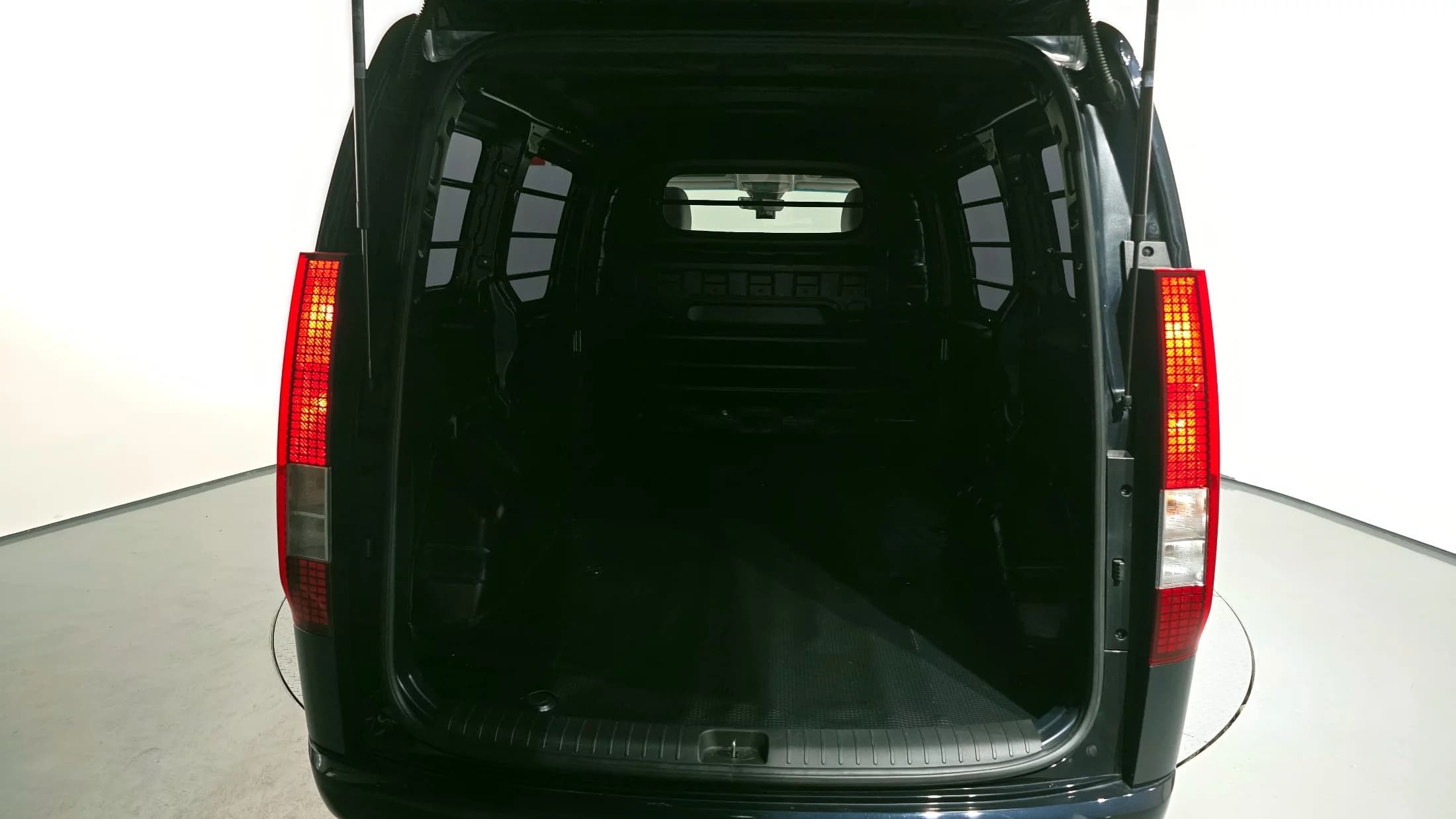 Hyundai Staria L3.5 Cargo 3-Seater Modern, 2023 г. 99206 км. — фото 20