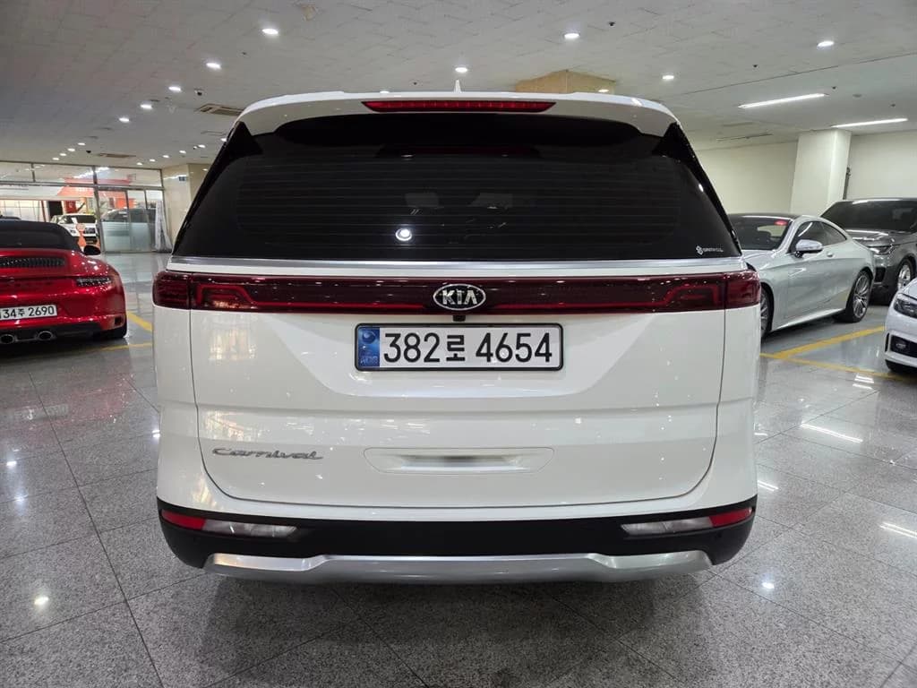 Kia Carnival 9-Seater Signature, 2021 г. 40354 км. — фото 4