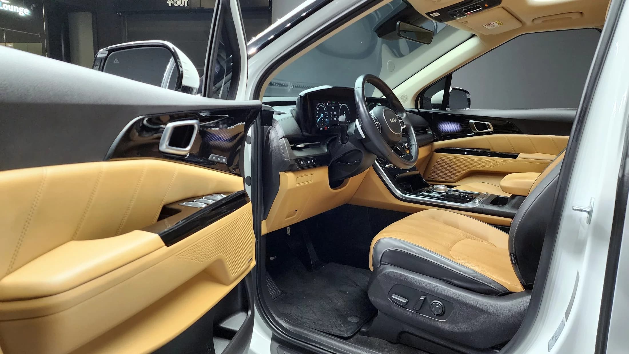 Kia Carnival 9-Seater Signature, 2022 г. 56896 км. — фото 11