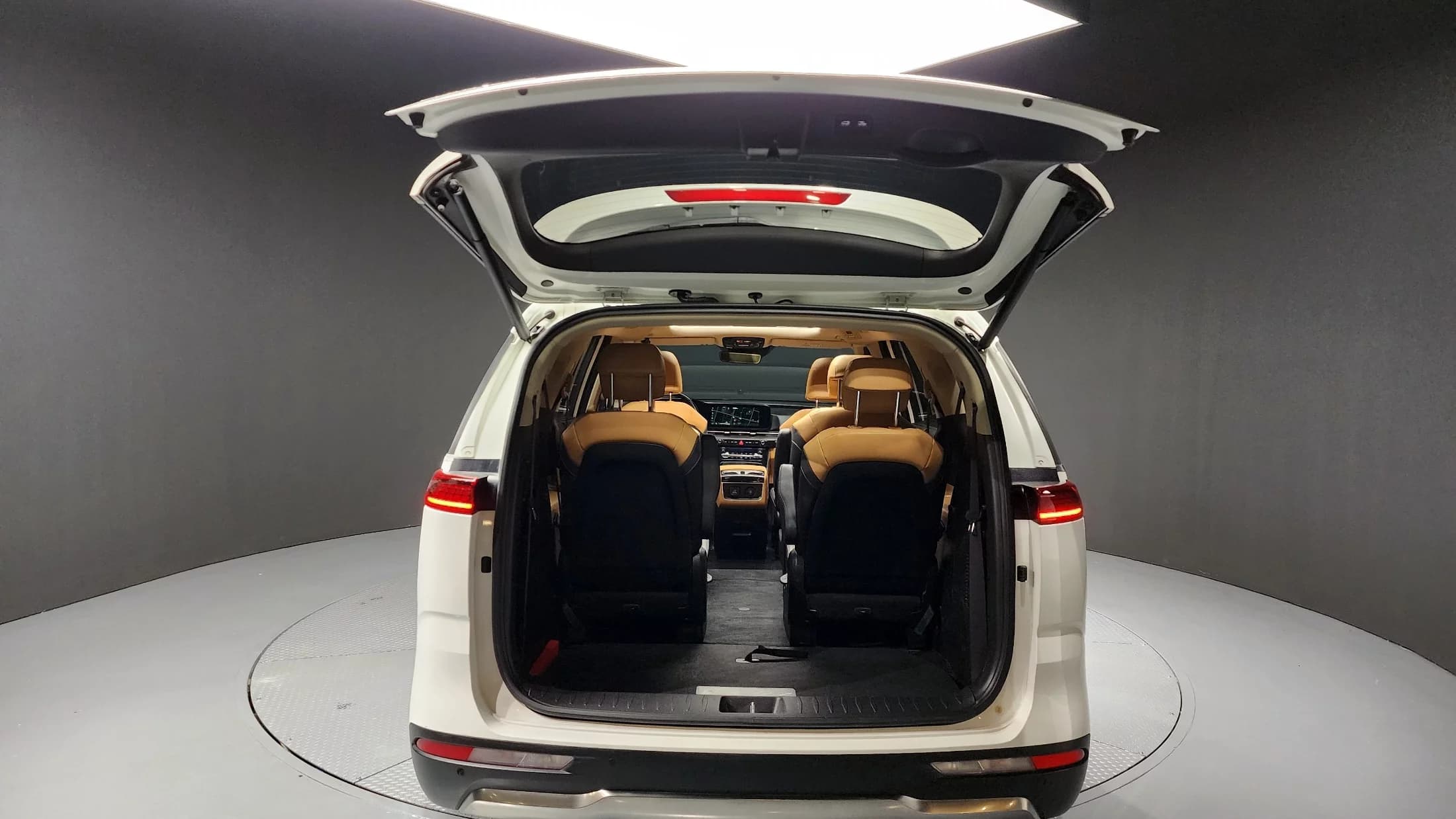 Kia Carnival 9-Seater Signature, 2022 г. 56896 км. — фото 20