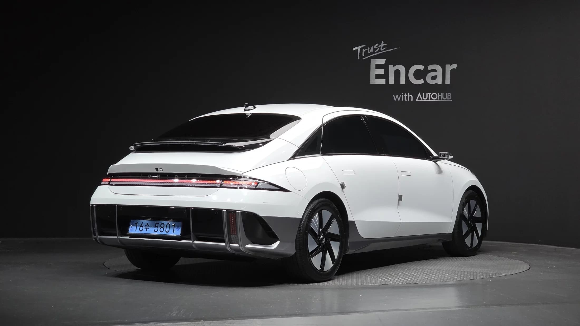 Hyundai Ioniq 6 Long Range AWD Prestige, электромобиль, 2024 г. 5912 км. — фото 2