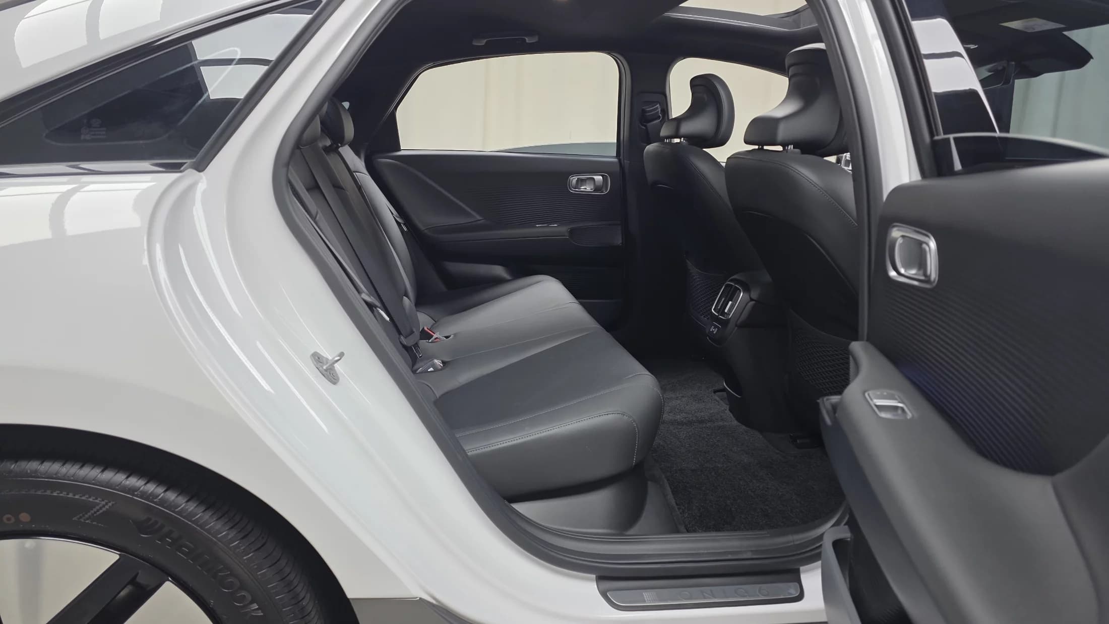 Hyundai Ioniq 6 Long Range AWD Prestige, электромобиль, 2024 г. 5912 км. — фото 12