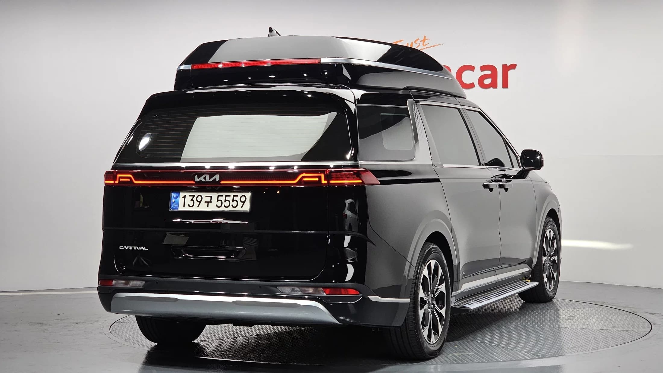 Kia Carnival 7-Seater Hi-Limousine Signature, 2021 г. 51277 км. — фото 2