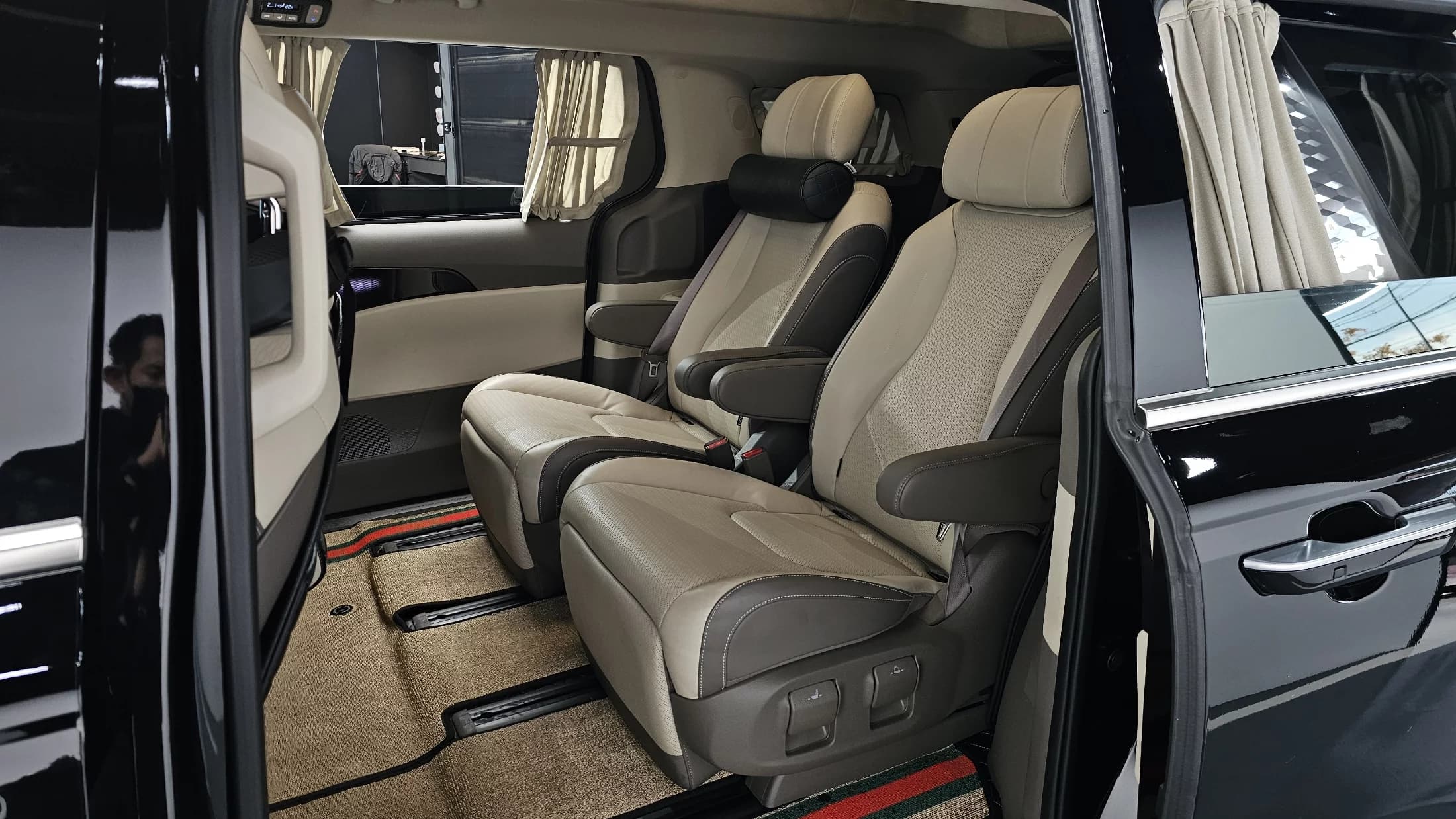 Kia Carnival 7-Seater Hi-Limousine Signature, 2021 г. 51277 км. — фото 12