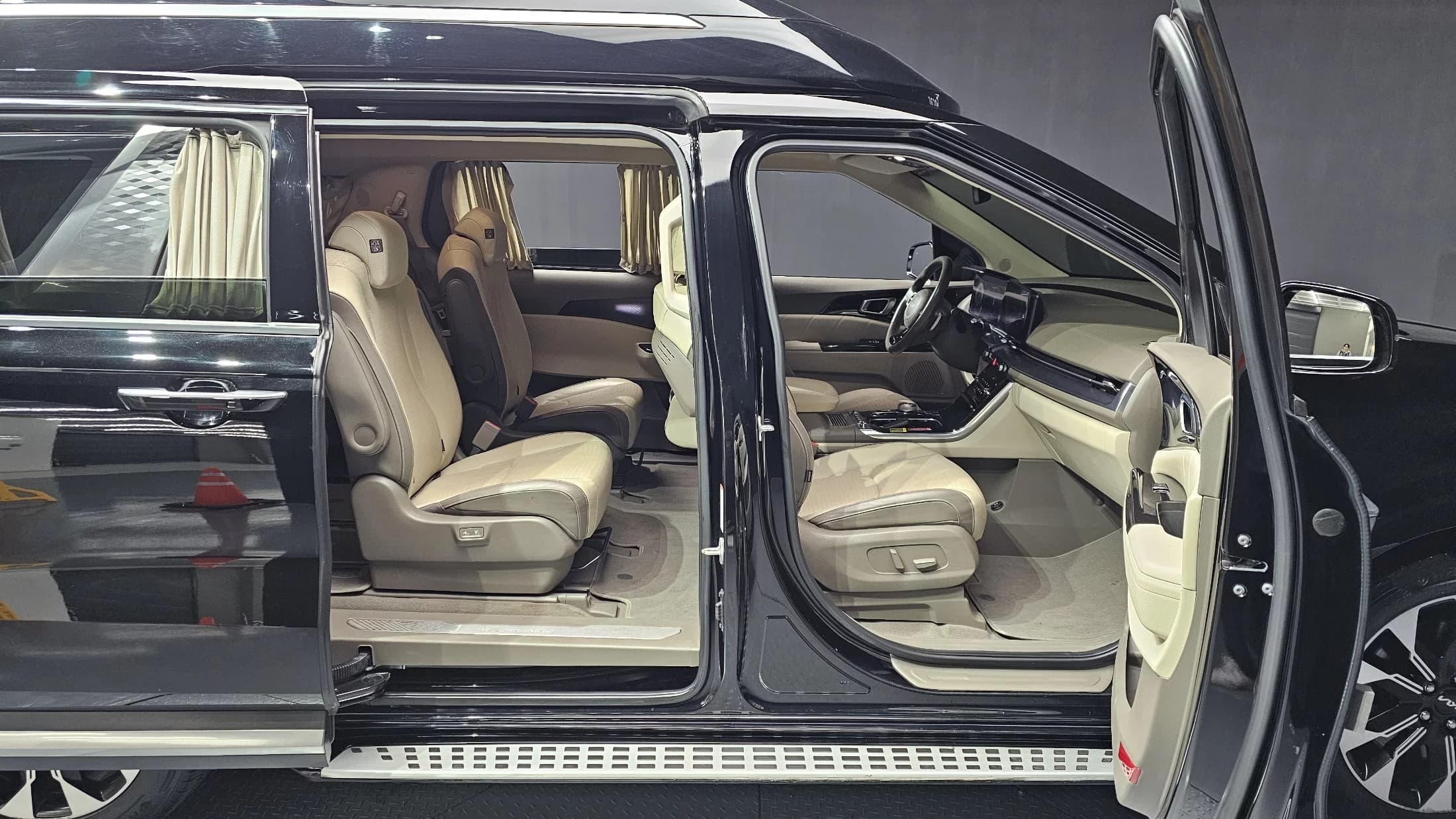 Kia Carnival 9-Seater Hi-Limousine Signature, 2021 г. 114472 км. — фото 11