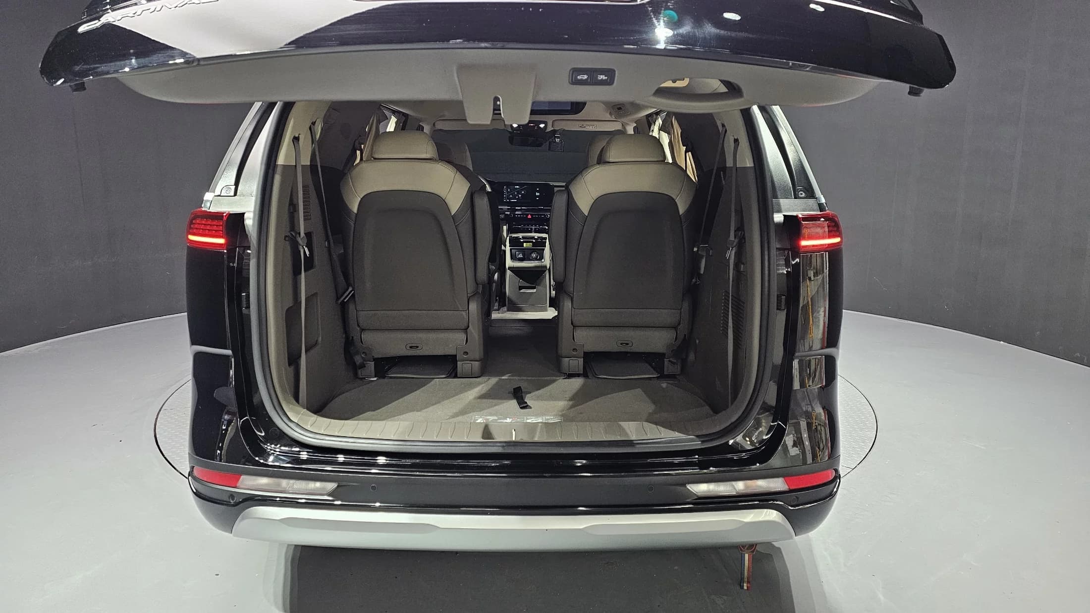 Kia Carnival 9-Seater Hi-Limousine Signature, 2021 г. 114472 км. — фото 20