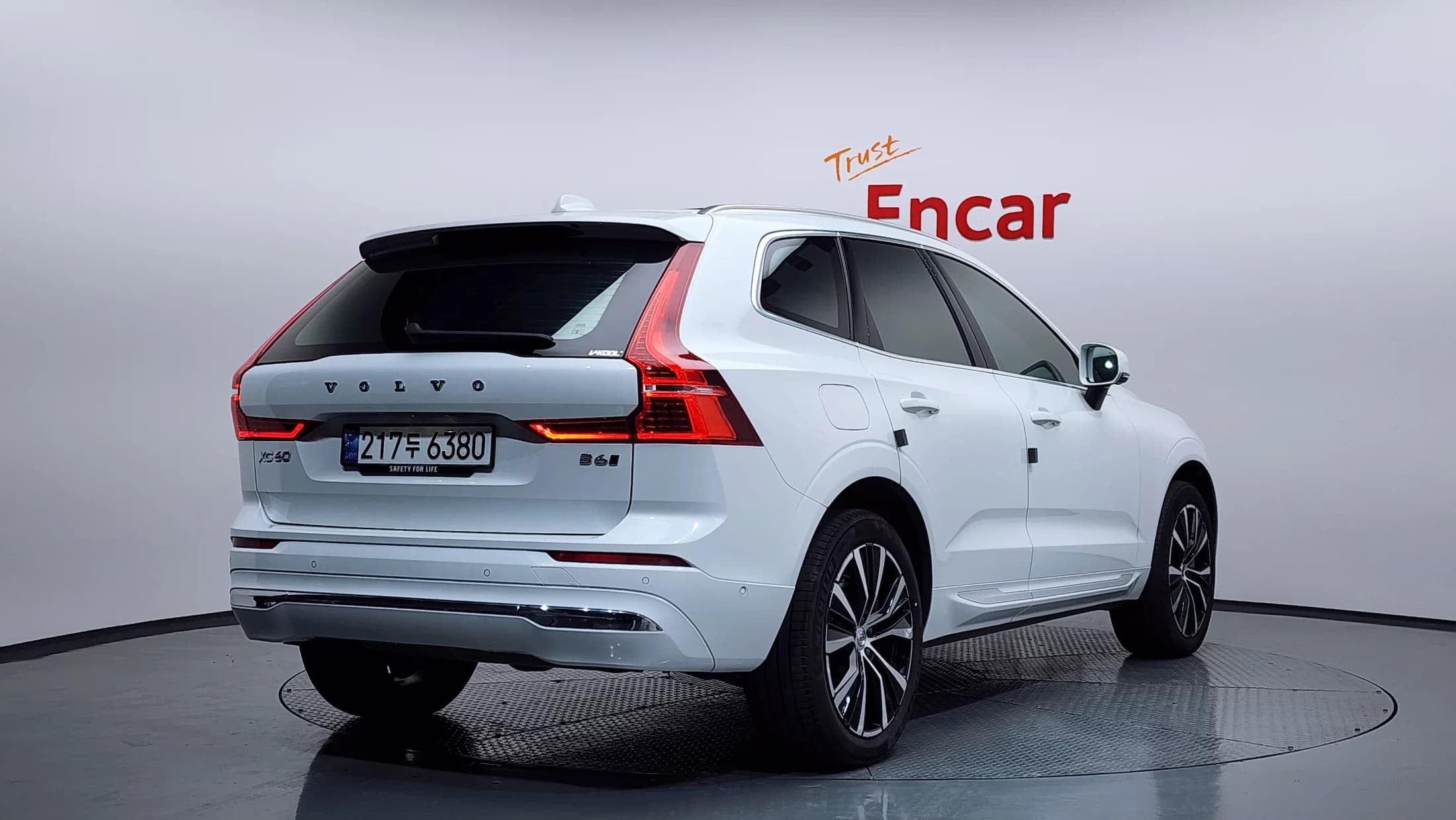 Volvo XC60 B6 Ultimate Bright, 2024 г. 61747 км. — фото 2